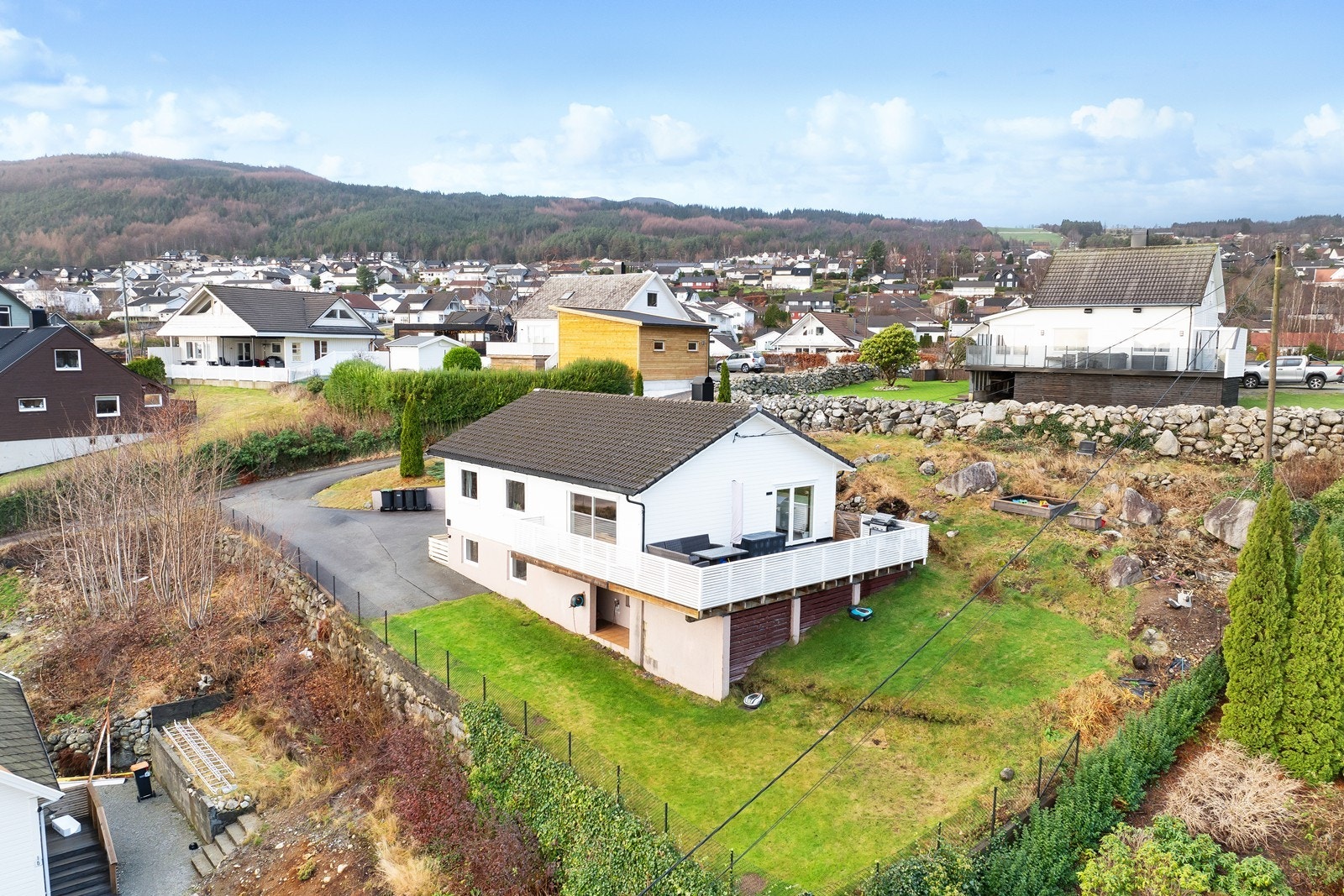 Eiendommen har en romslig hage med gode solforhold og plass til utendørsaktiviteter. Galleribilde