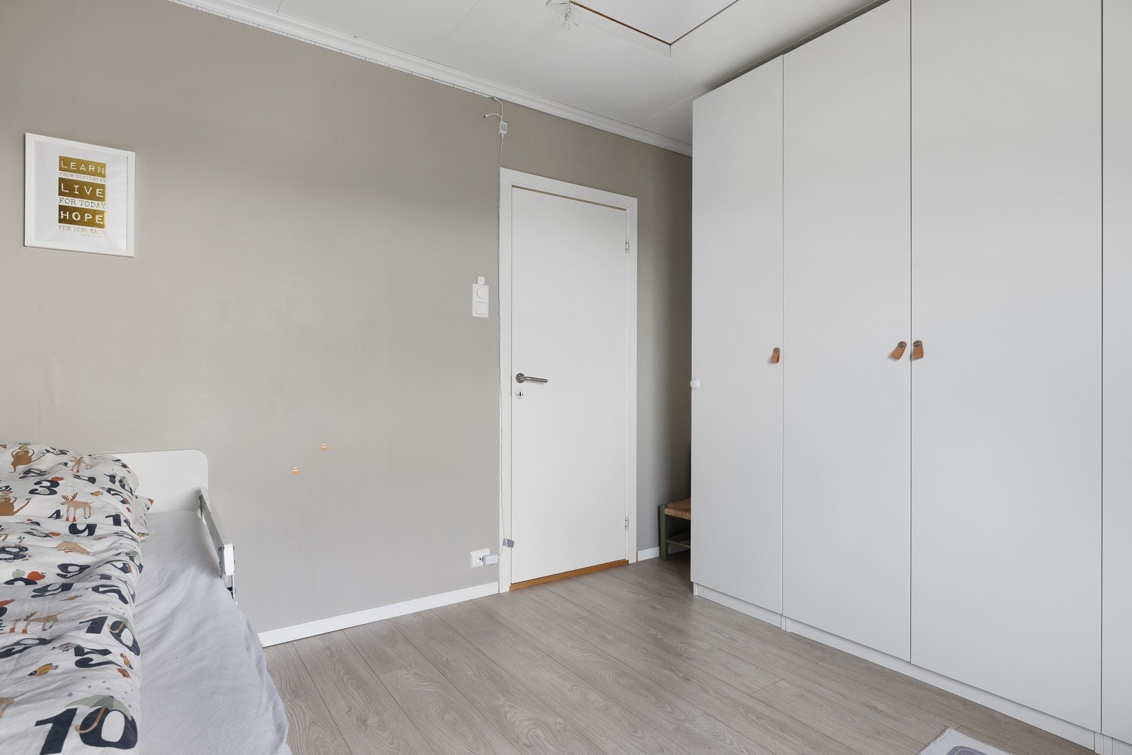 Skyvedørsgarderobe gir god oppbevaringsplass på soverommet. Galleribilde