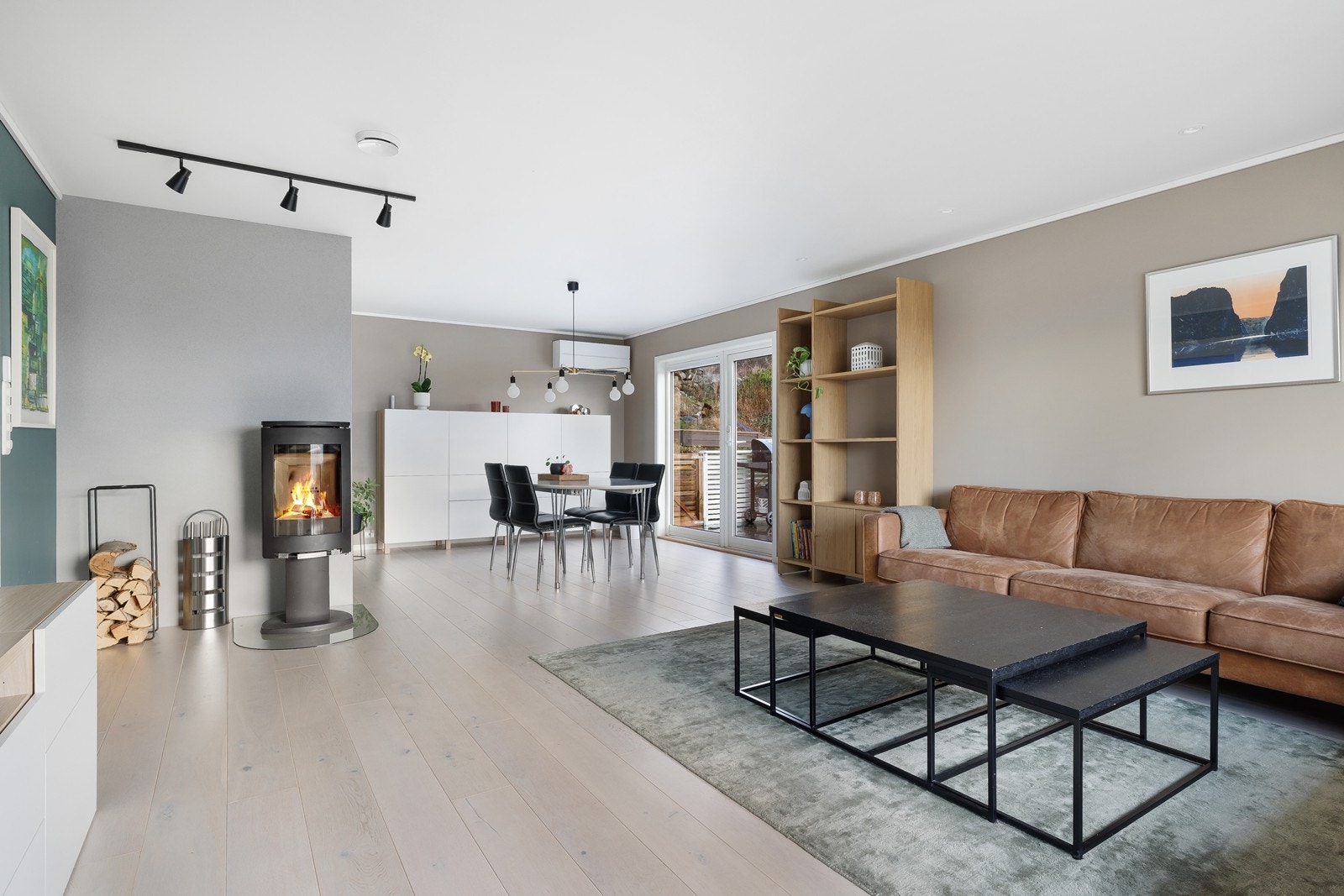 Plass til stor sofagruppe gjør stuen til et naturlig samlingspunkt. Galleribilde