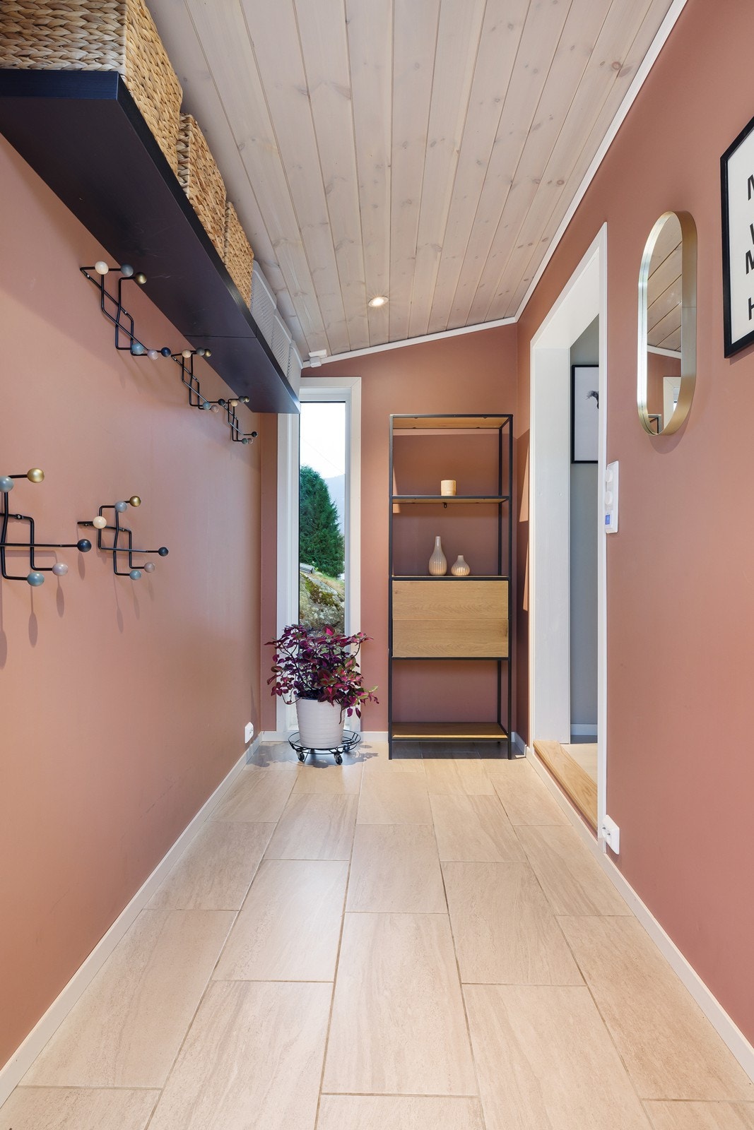 Her har man god plass til å henge fra seg skor og yttertøy! Galleribilde