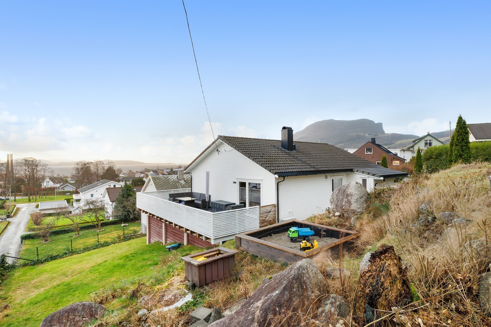 Balkongen er sørvendt og gir enkel tilgang til hagen fra stuen/kjøkkenet. Galleribilde