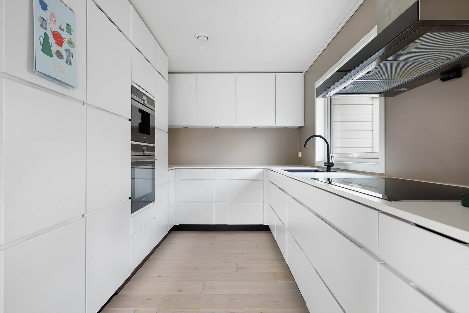 Kjøkkenet har rikelig med skap- og benkeplass. Galleribilde