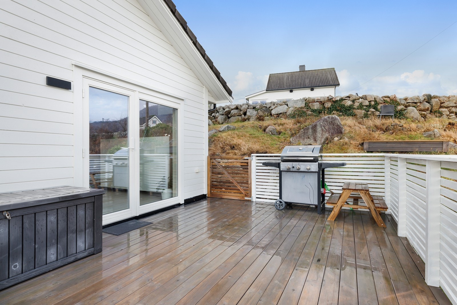 Fra stue/kjøkken er det utgang til en romslig terrasse med gode solforhold. Galleribilde