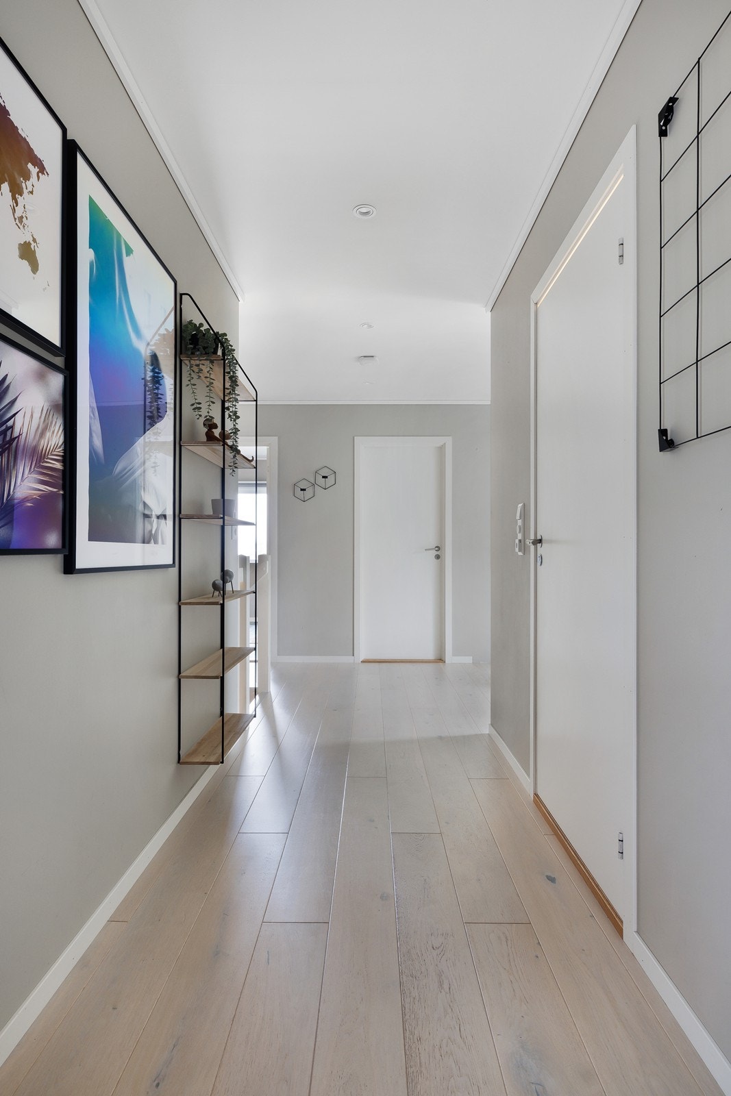 Lys parkett i gangen gir et rent og moderne uttrykk. Galleribilde