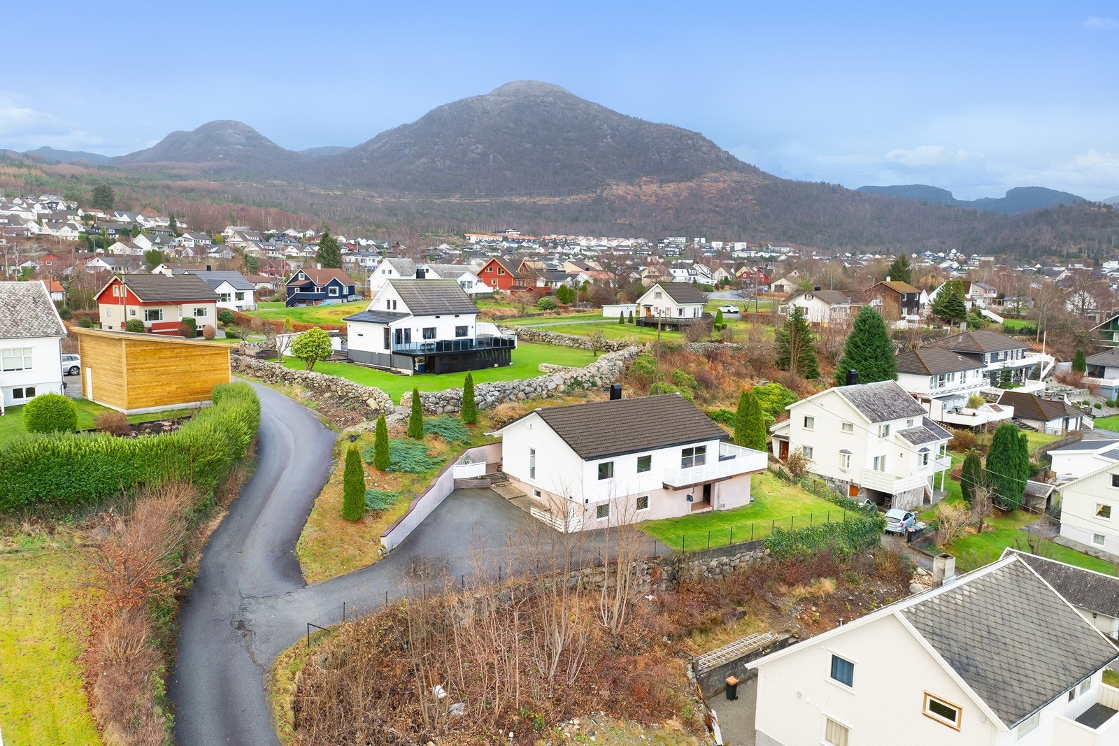 Velkommen til Mellarhaugstien 1 og denne kjekke eneboligen! Galleribilde