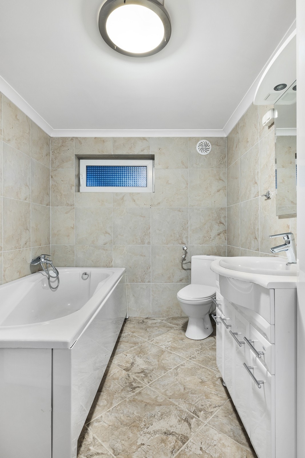 Badet er utstyrt med badekar og mekanisk avtrekk, men mangler tilfredsstillende fall og slukløsning (kilde: tilstandsrapport). Galleribilde