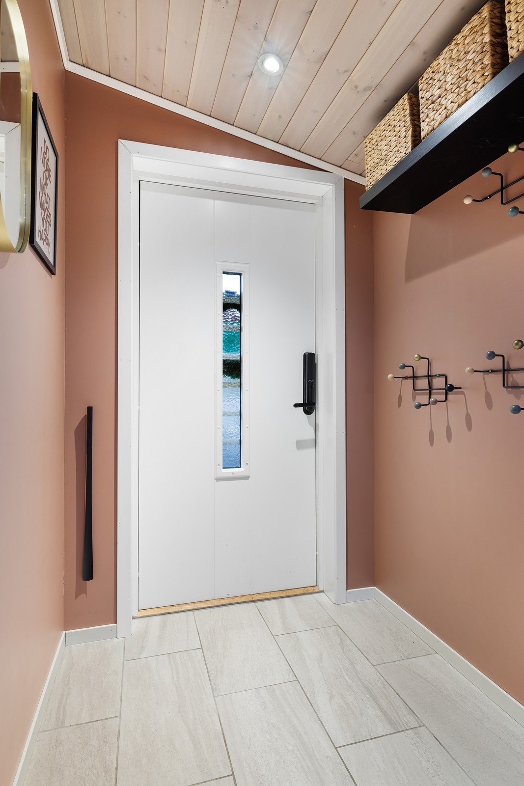 Flislagt inngangsparti med malt ytterdør utstyrt med Yale kodelås. Galleribilde