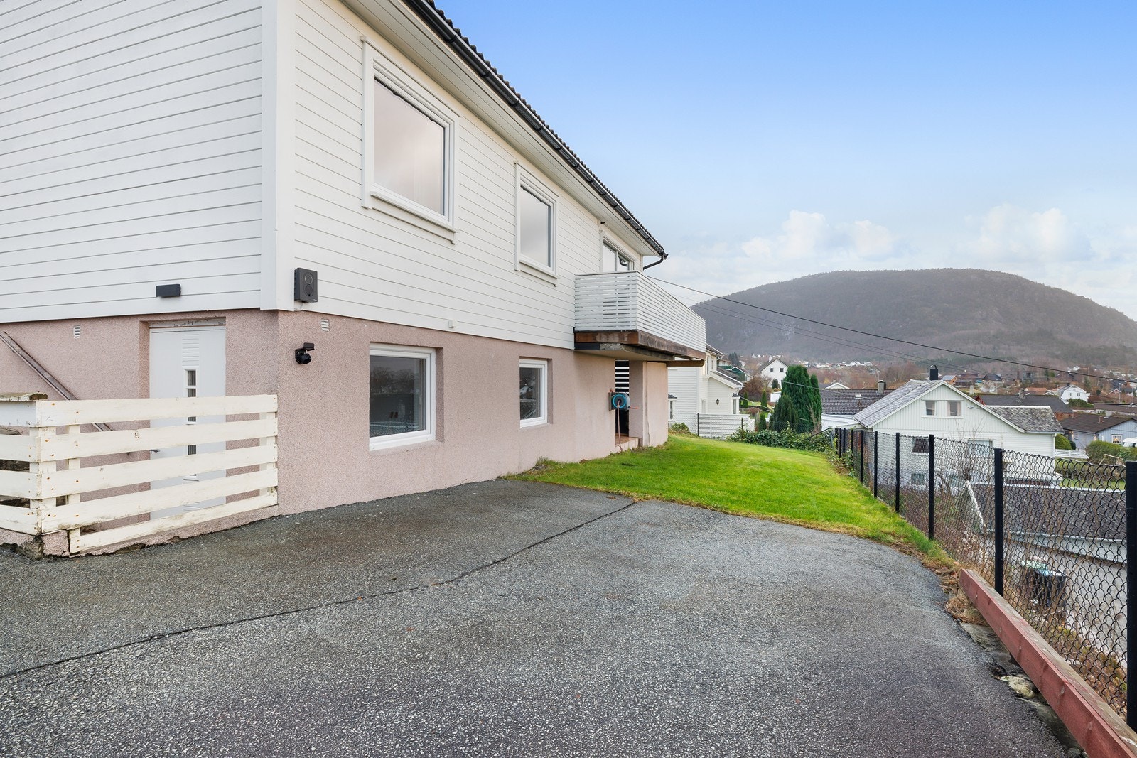 Balkongen er tilgjengelig fra stue/kjøkken og gir utsikt over nabolaget. Galleribilde