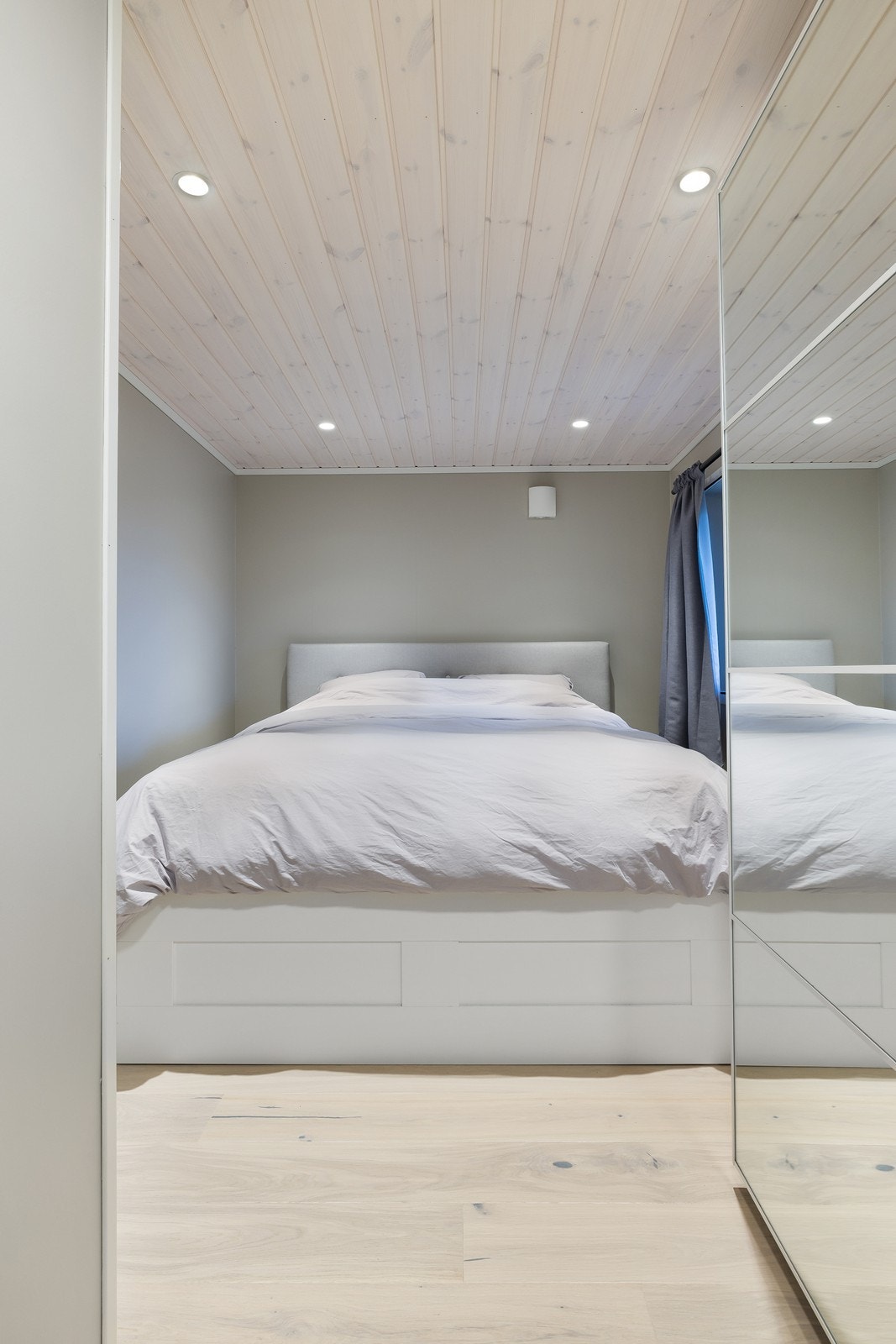 Hovedsoverommet har plass til dobbeltseng og speilfrontet garderobe for effektiv oppbevaring. Galleribilde