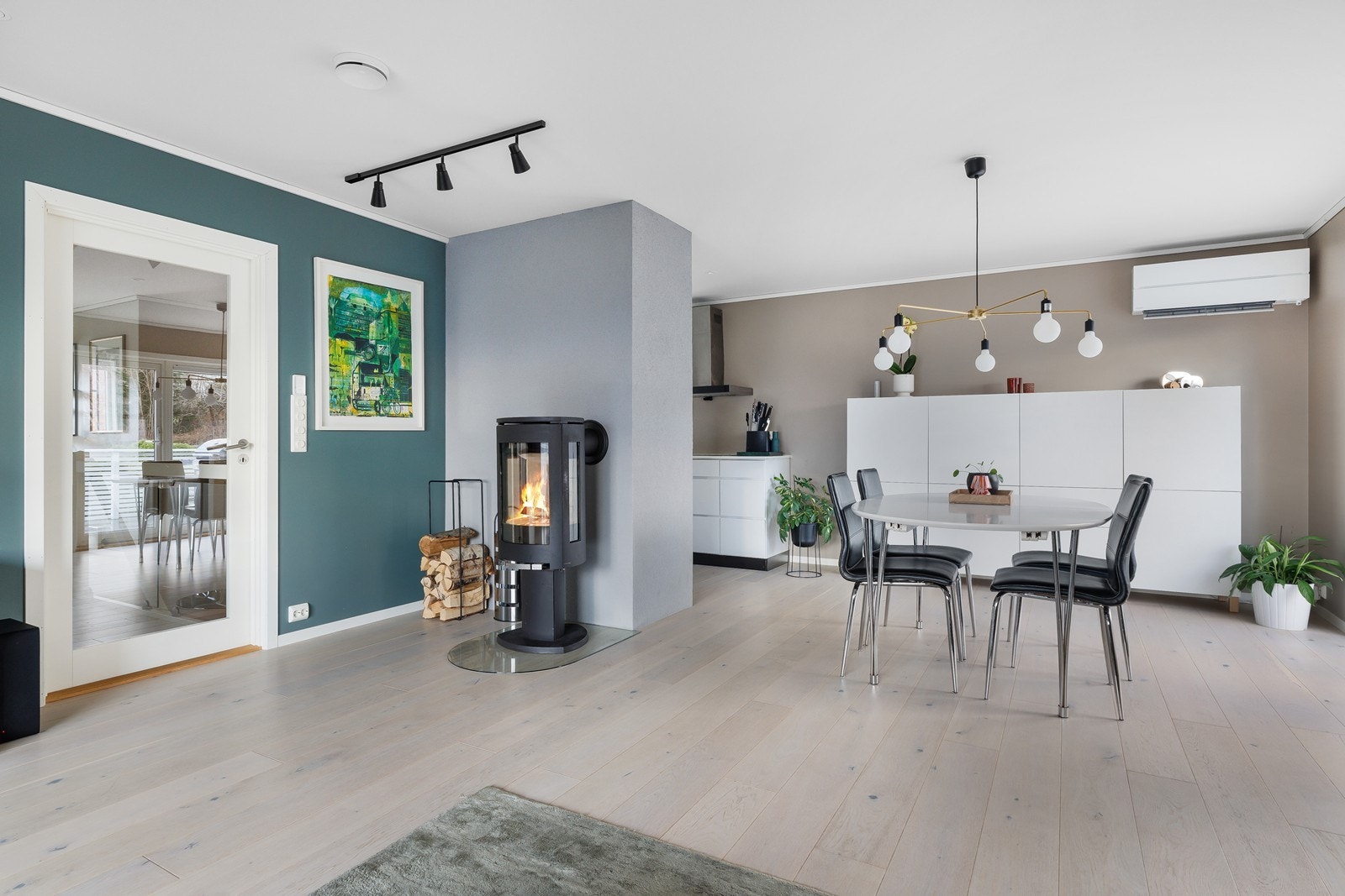 Vedovn i stuen gir en effektiv og koselig varmekilde. Galleribilde