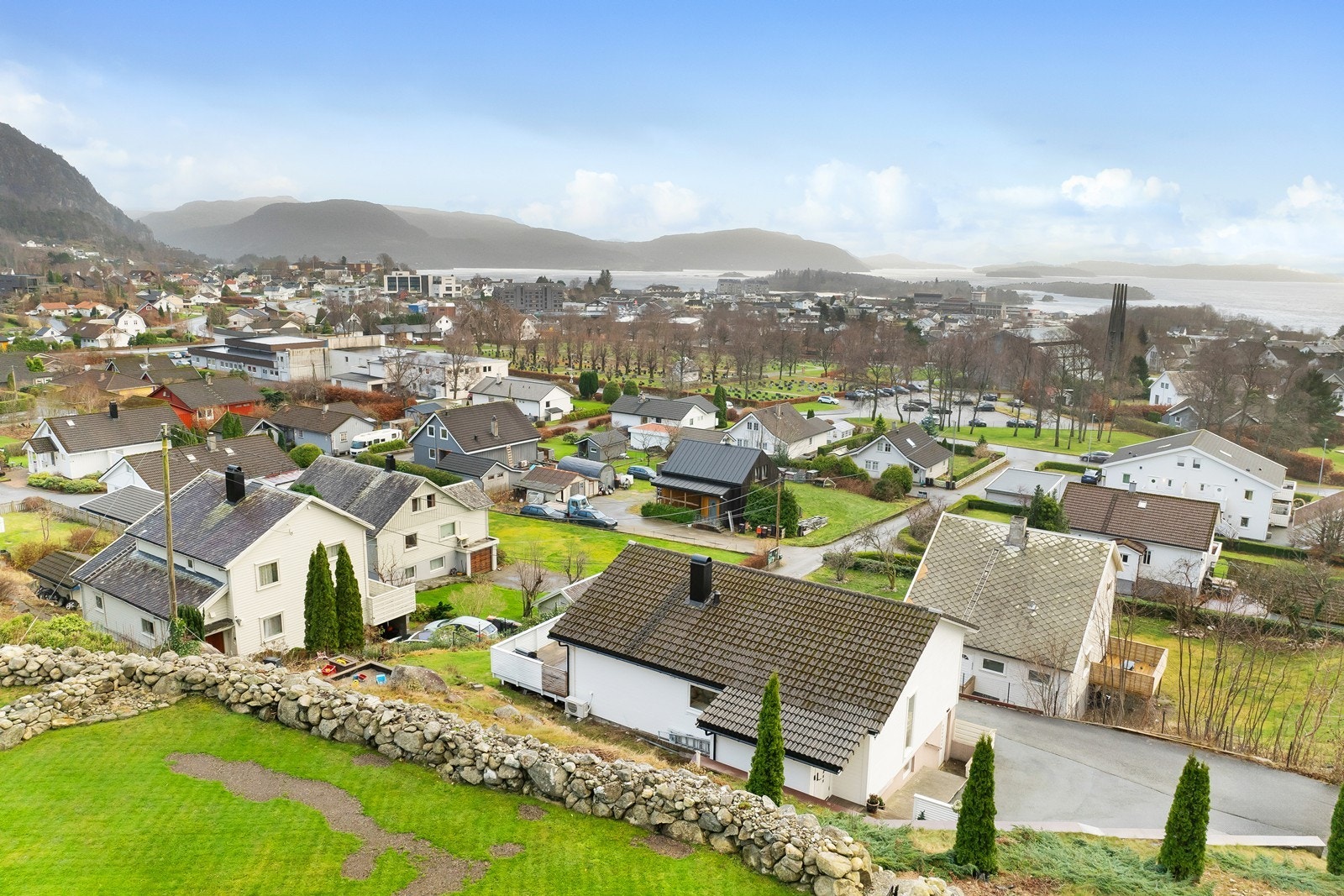 Boligen ligger i et ettertraktet og barnevennlig nabolag på Jørpeland, med kort avstand til både sentrum og vakre turområder. Galleribilde