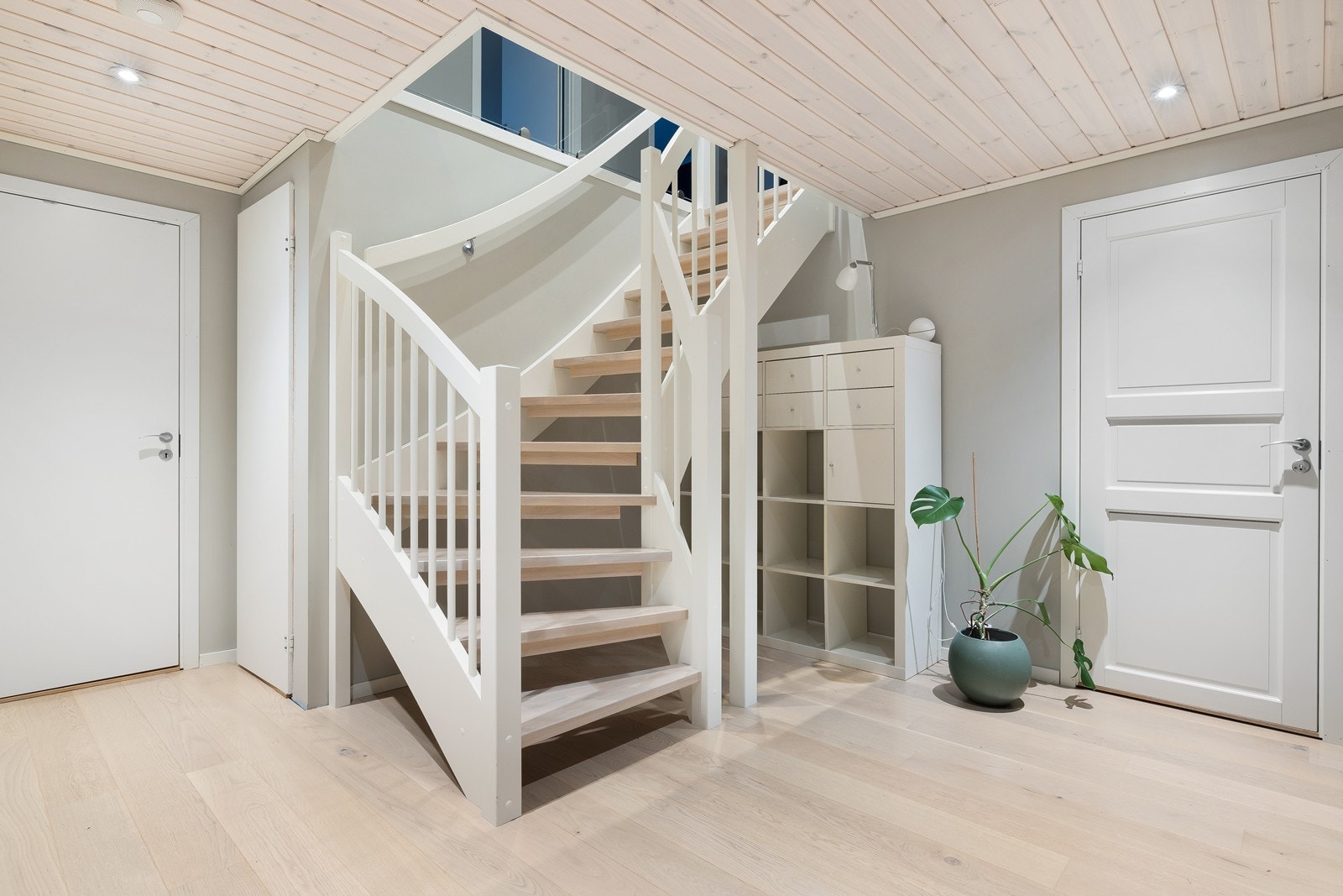 Innvendig tretrapp fra 2017 gir en elegant forbindelse mellom etasjene. Galleribilde