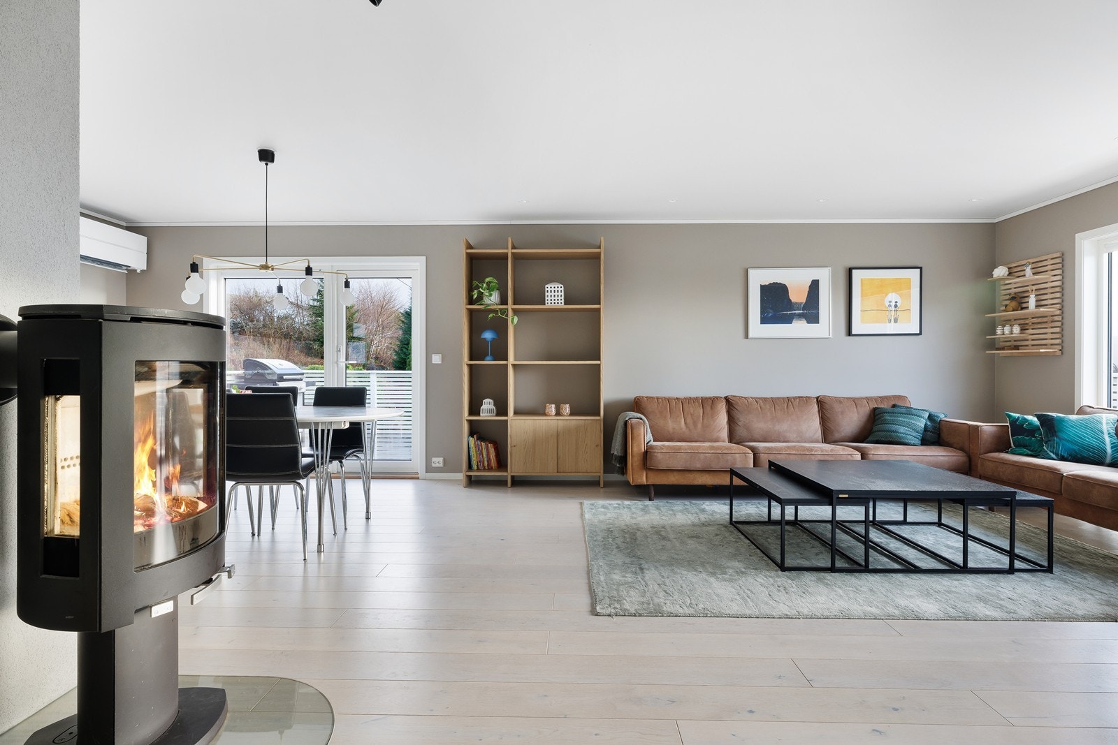 Vedovn fra 2017 bidrar til en varm og behagelig atmosfære i stuen. Galleribilde