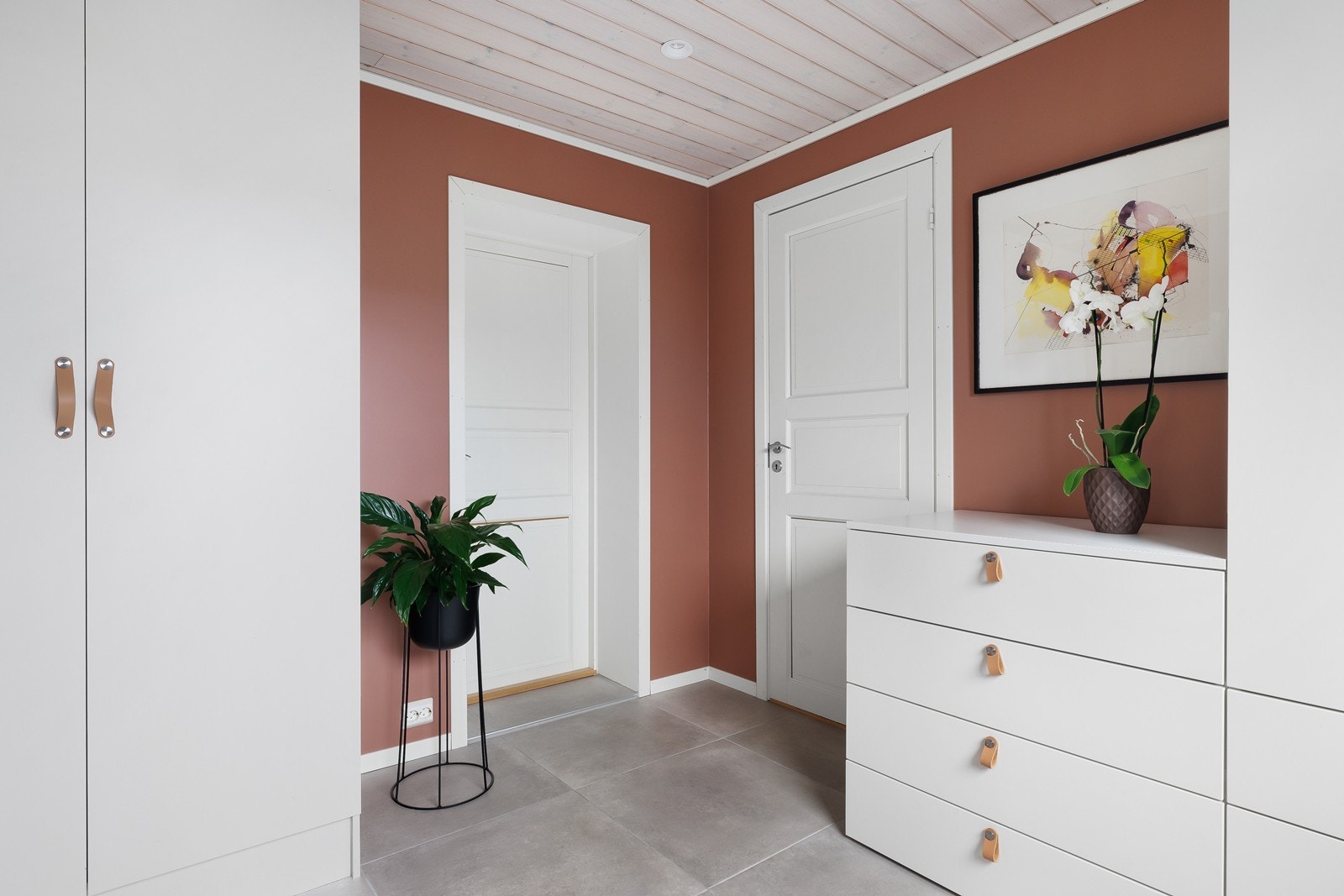 Flislagt gang med malte vegger og hvite swedoor innerdører. Galleribilde