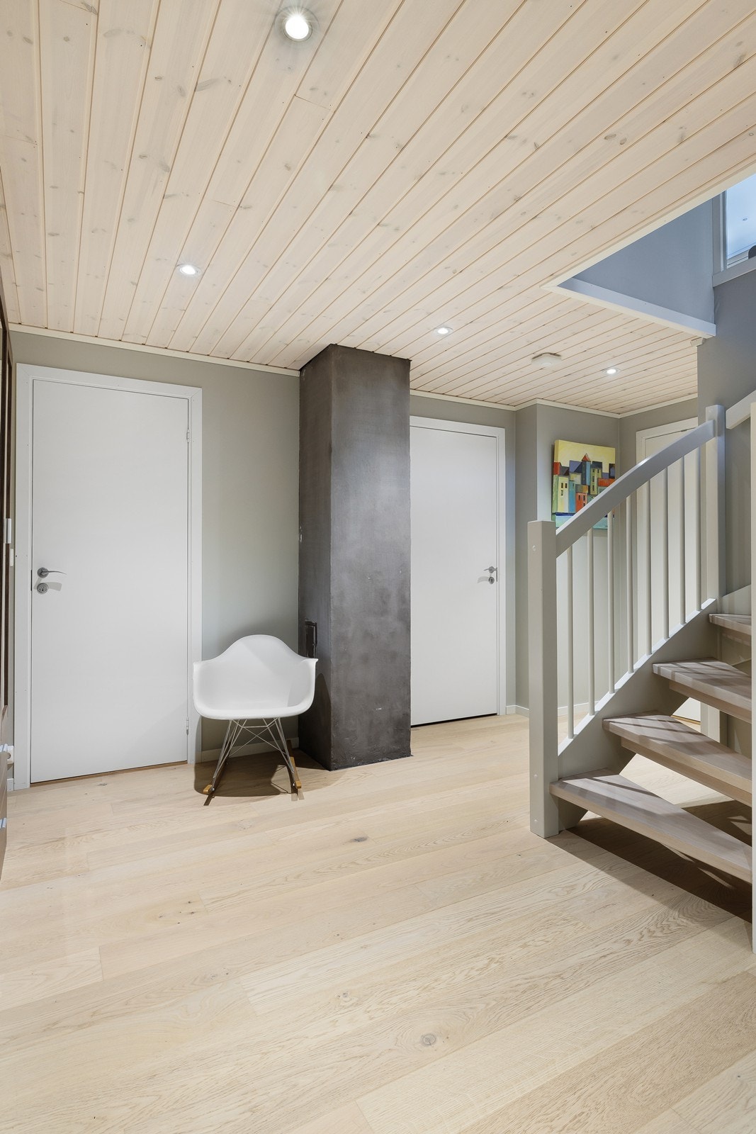 Lyst parkettgulv og panel i taket gir et moderne preg til gangen. Innvendig trapp fra Suldalstrappa, montert i 2017, gir enkel adkomst mellom etasjene (kilde: tilstandsrapport). Galleribilde