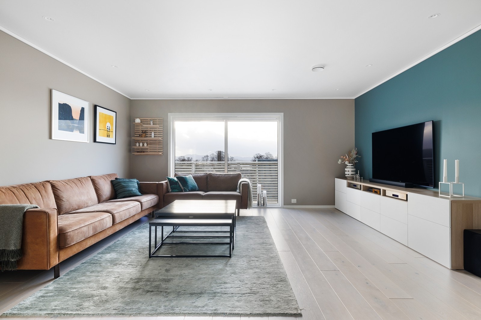 Koselig sofahjørne med god plass til avslapning - det perfekte stedet for rolige kvelder og hyggelige stunder foran TV-en! Galleribilde