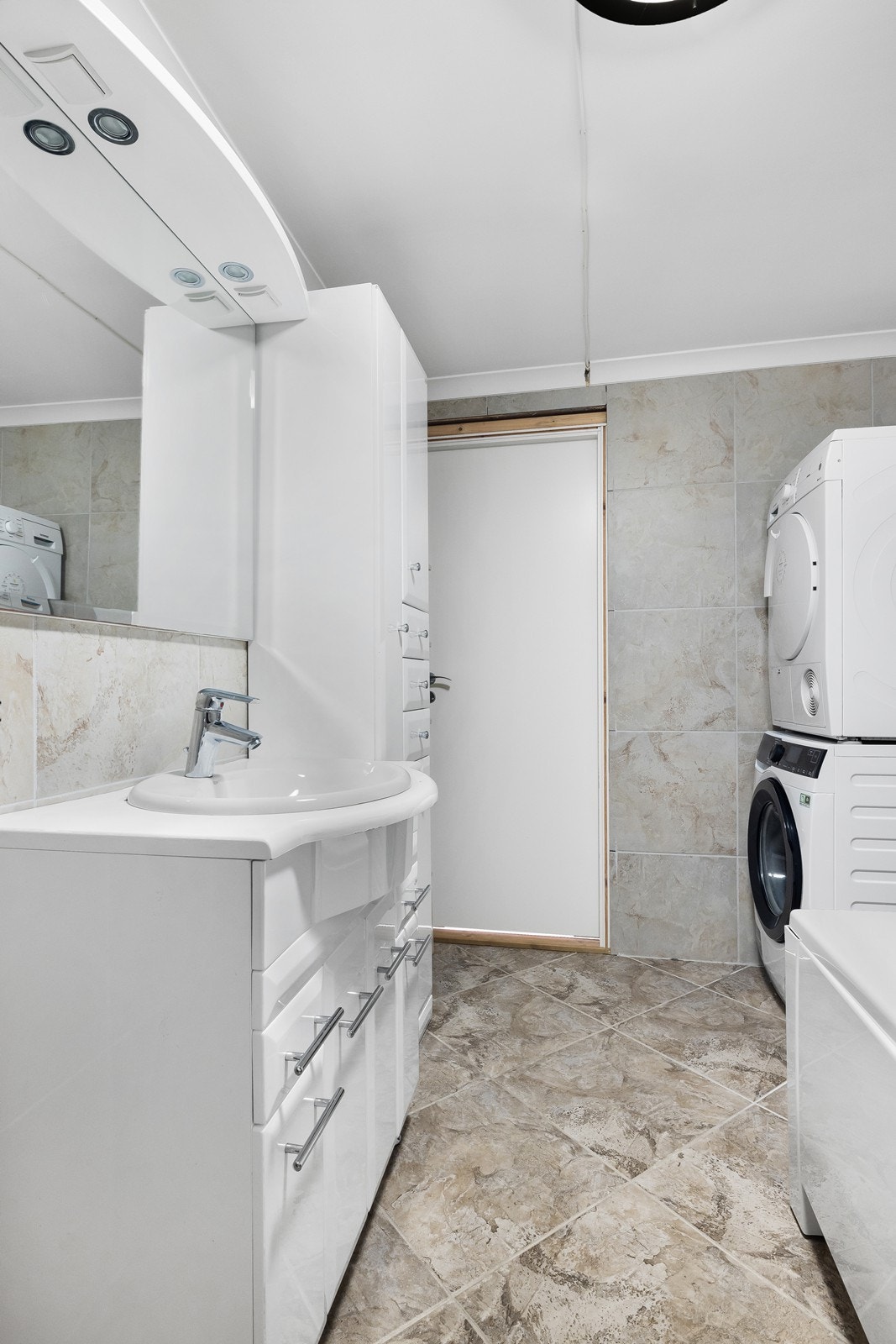 Opplegg for vaskemaskin er tilgjengelig, men badet har utette rørgjennomføringer og mangler membran (kilde: tilstandsrapport). Galleribilde