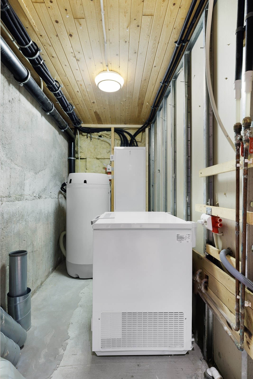 Teknisk rom i kjeller er utstyrt med OSO 200 liter varmtvannsbereder fra 2017 (kilde: tilstandsrapport). Galleribilde