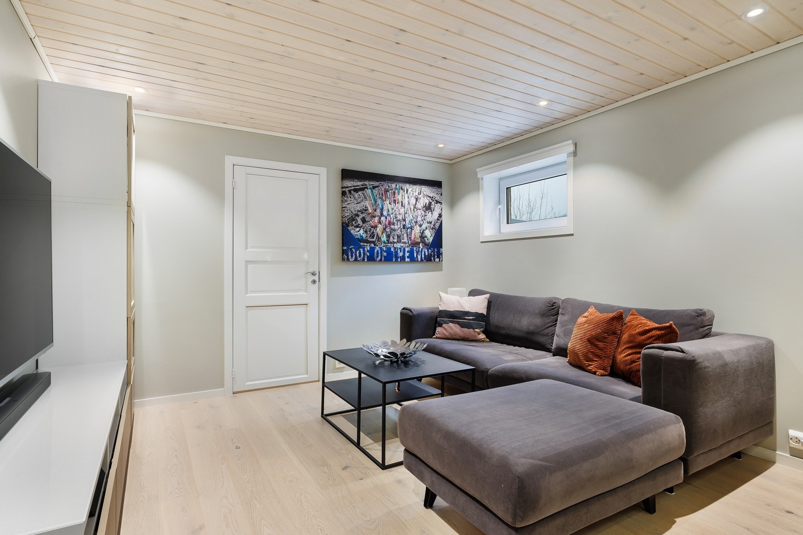 Downlights i kjellerstuen gir et behagelig lys, mens parkettgulvet gir en varm atmosfære (kilde: tilstandsrapport). Galleribilde