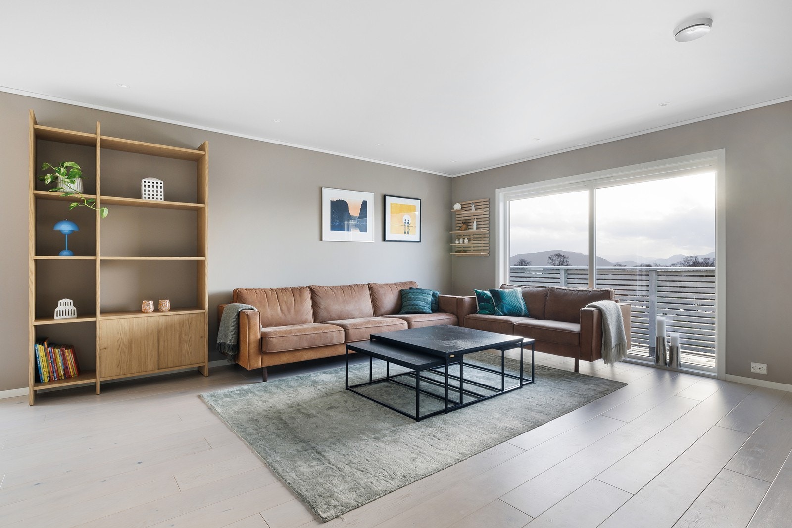 Nydelig stue som er lys og romslig med gode møbleringsmuligheter. Galleribilde