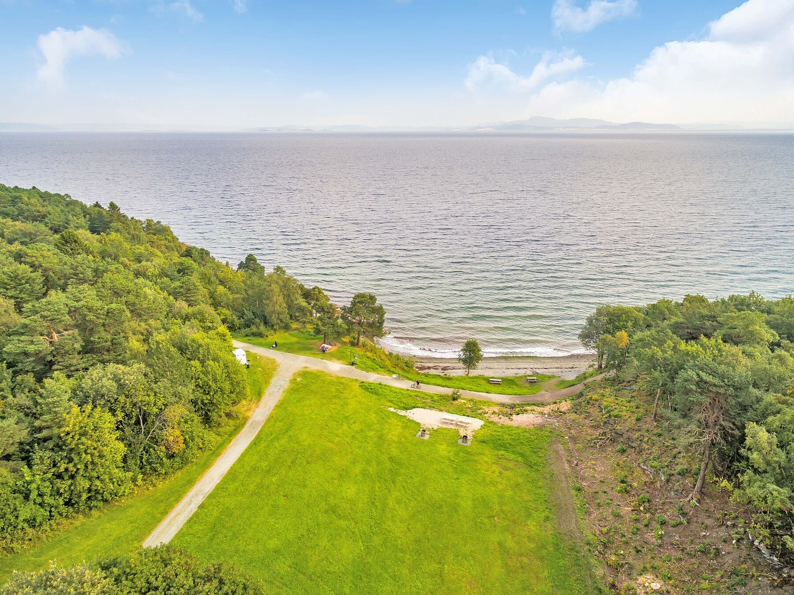 Det er også gode turmuligheter fra eiendommen. For den turglade så finnes f.eks populære Ladestien ved Trondheimsfjorden - kan nås til fots eller på en kort sykkeltur. Galleribilde