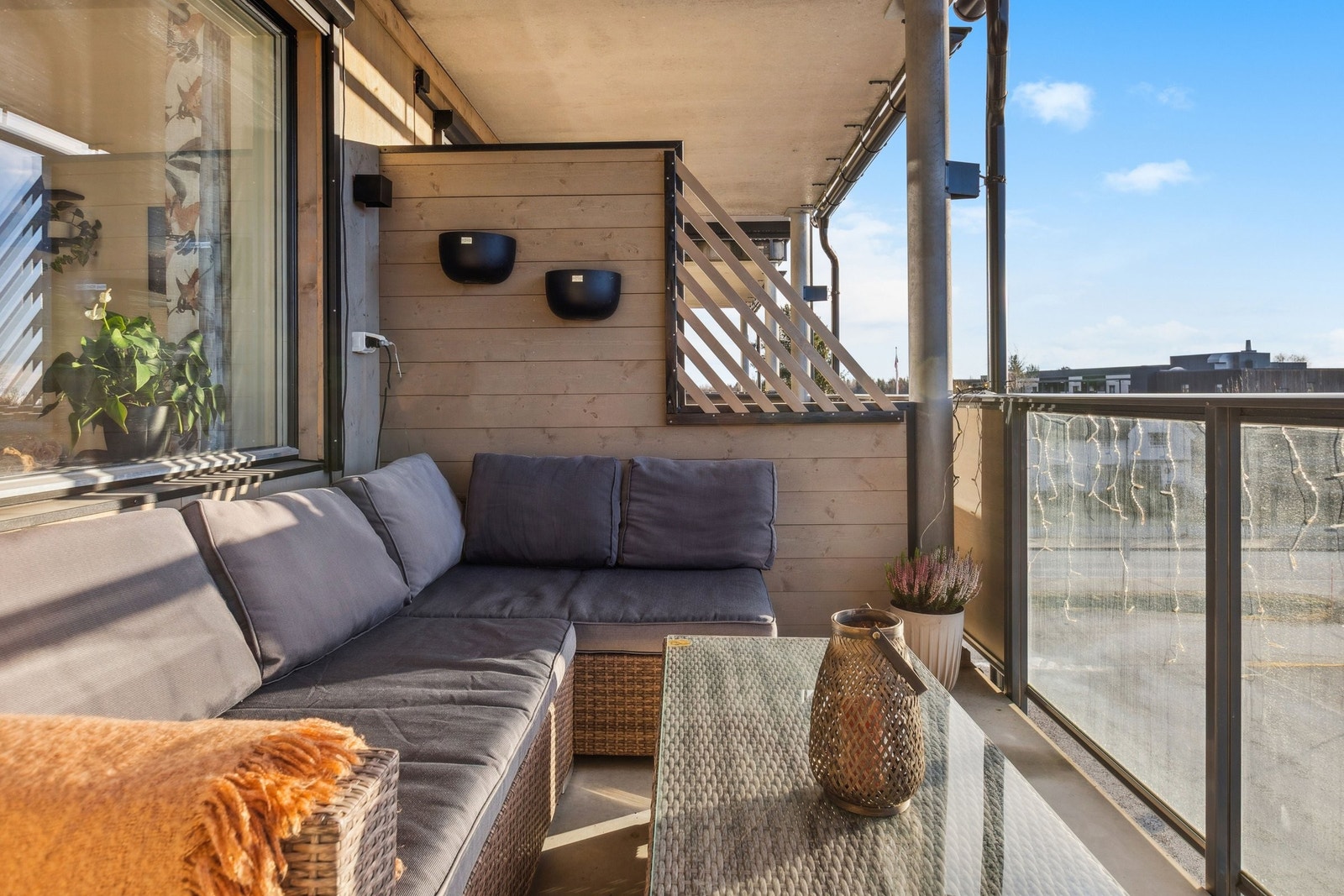 God plass til sittegruppe med bord. Galleribilde