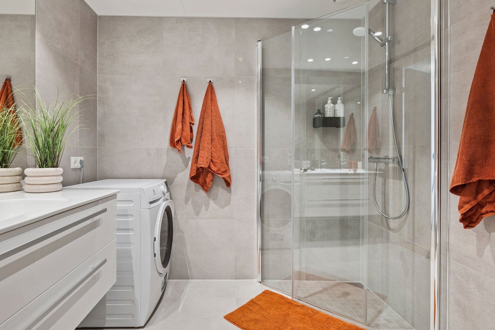 Bad med opplegg for vaskemaskin og elektrisk gulvvarme. Galleribilde