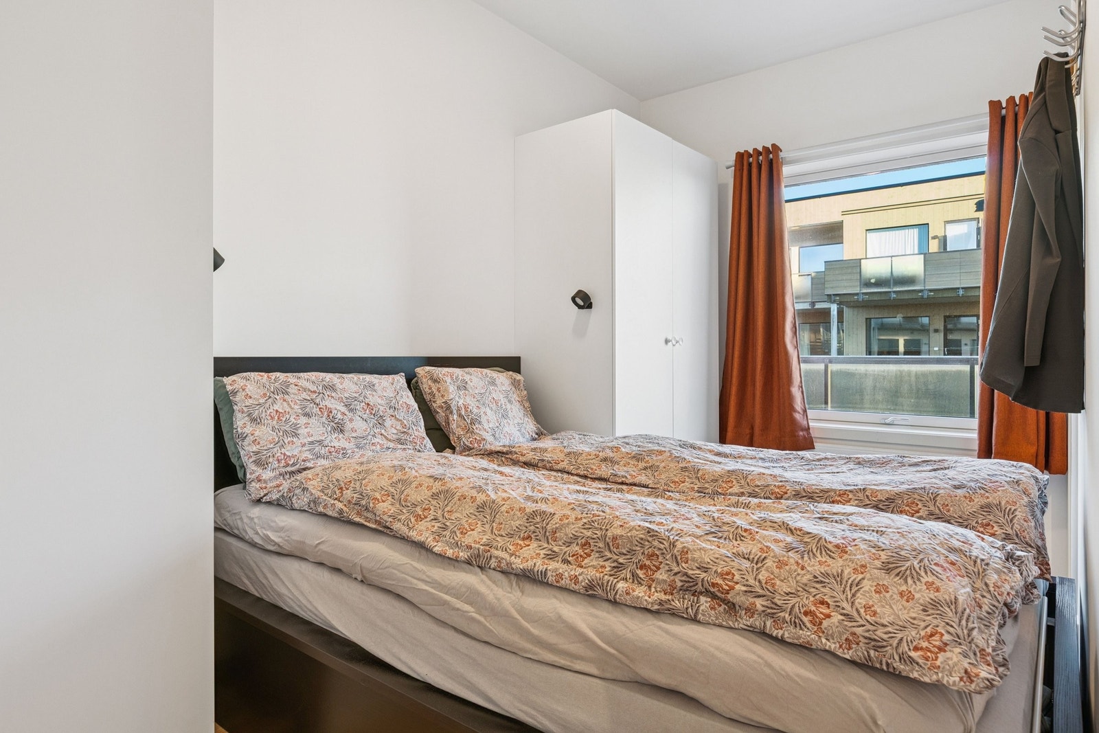 Soverom med god plass til garderobeskap. Galleribilde