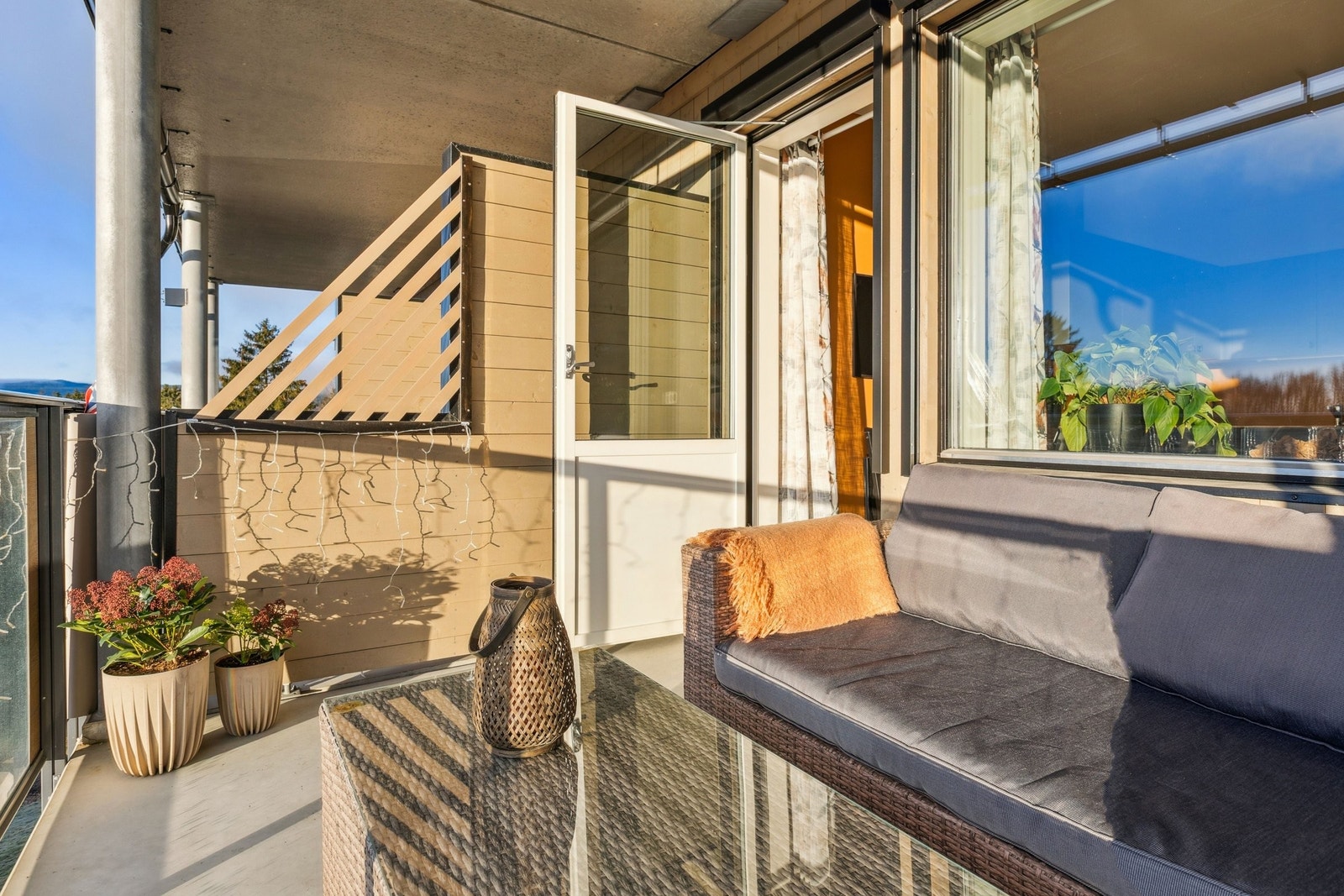 Solrik sørvestvendt balkong. Med elektriske fastmonterte Zip screens for sol skjerming innendørs. Galleribilde