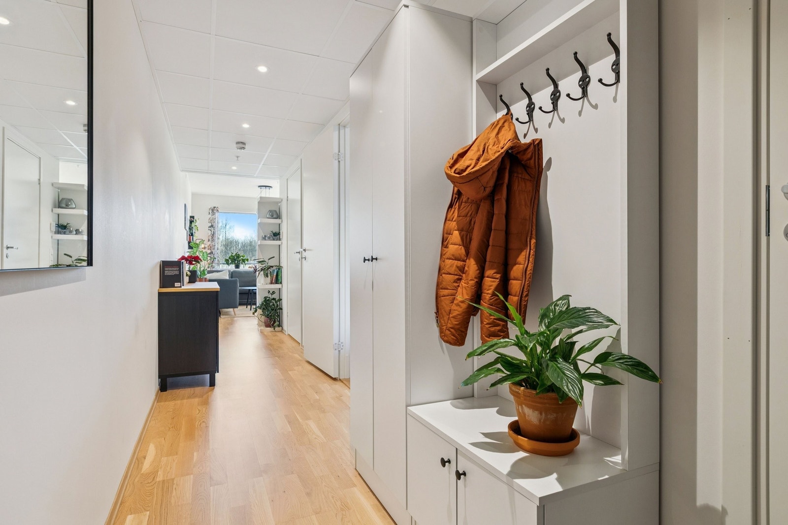 Entre med plass til garderobeskap. Galleribilde