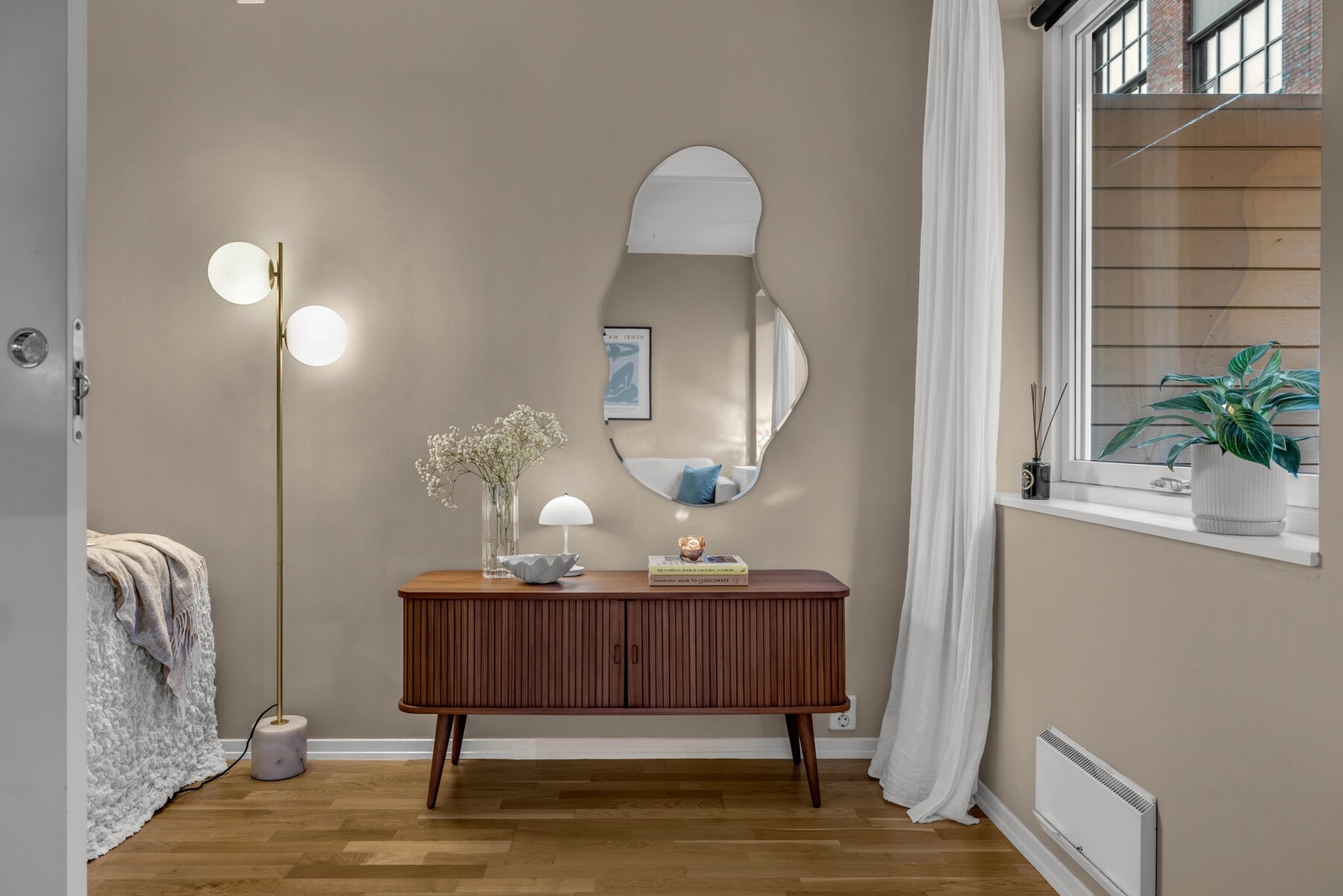 Det er også god plass til skrivebord eller ekstra oppbevaring. Galleribilde