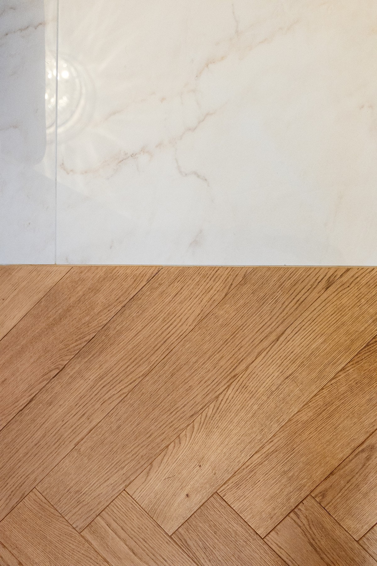 Klassisk fiskebeinsparkett fra kvalitetssikreTimberwise i fargen Snøhetta og vakker bredt listverk Galleribilde