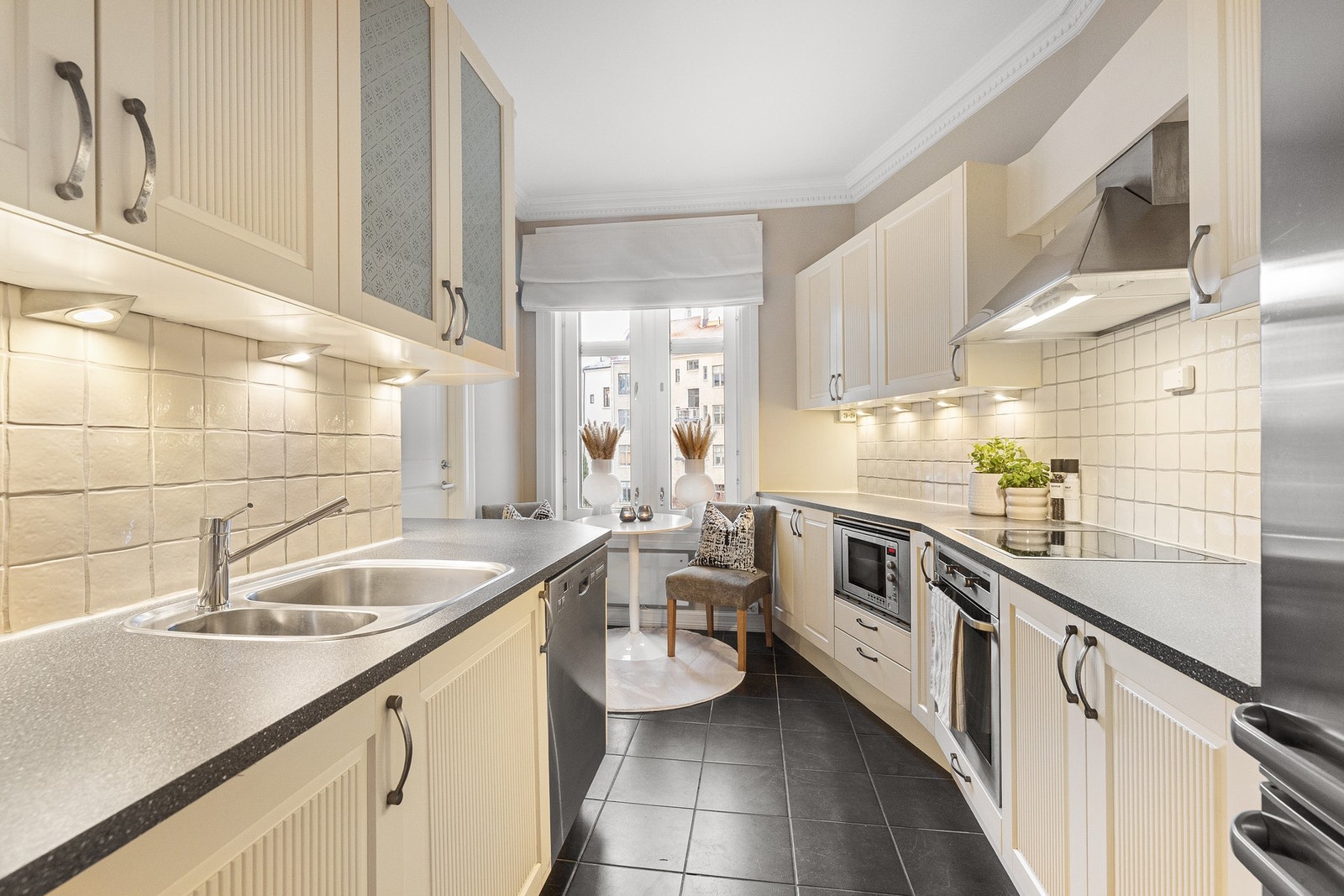 Separat kjøkken vendt mot bakgården, med profilerte fronter. En hyggelig plass til et mindre frokostbord, perfekt for morgenkaffen. Galleribilde