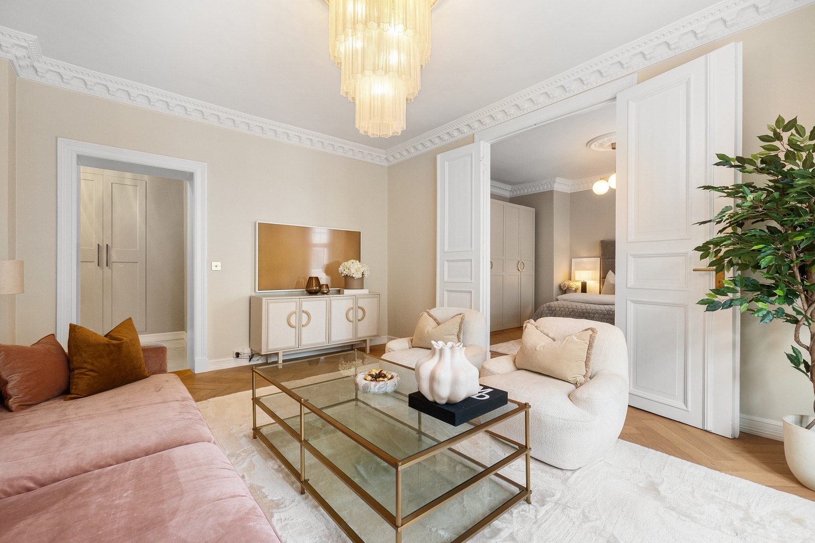 Harmonisk stue med vakkert lysinnslipp og svært stemningsfull - et rom som innbyr til ro og avslapning. Galleribilde