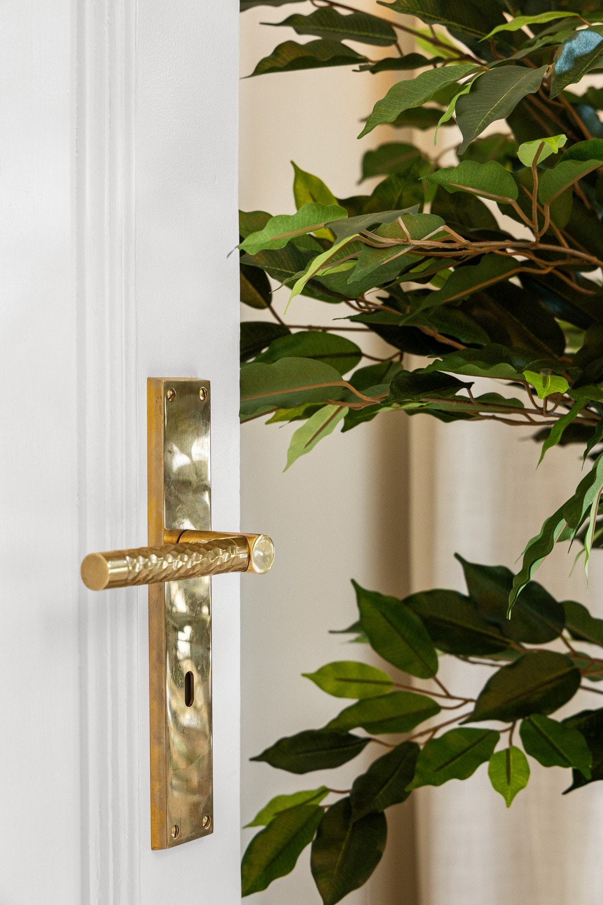 Dørhåndtak på fløydører fra Turnstyle Designs, håndlaget i messing. Galleribilde