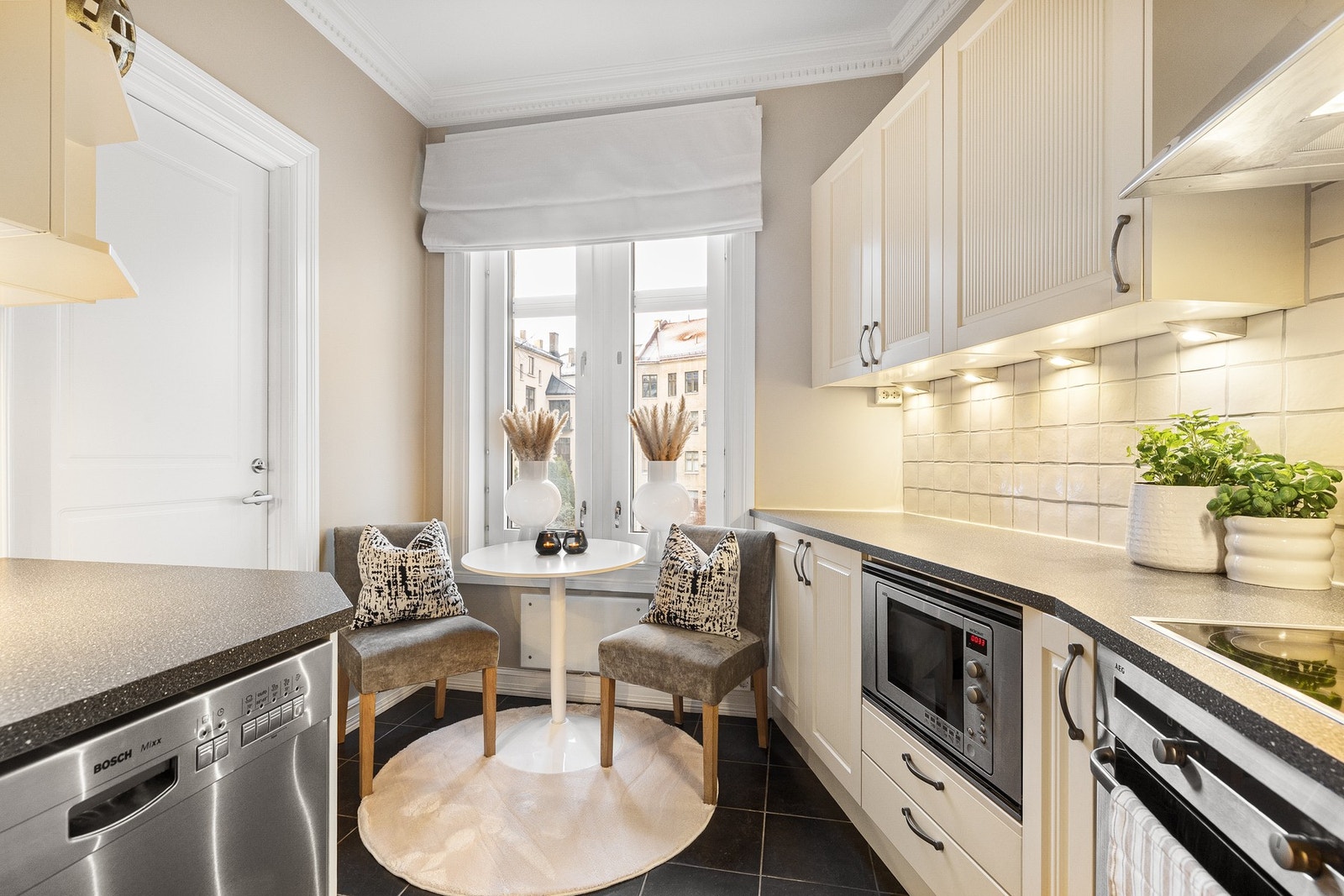 Her er det rikelig med naturlig lys fra vinduene, og en praktisk utgang til baktrappen. Galleribilde