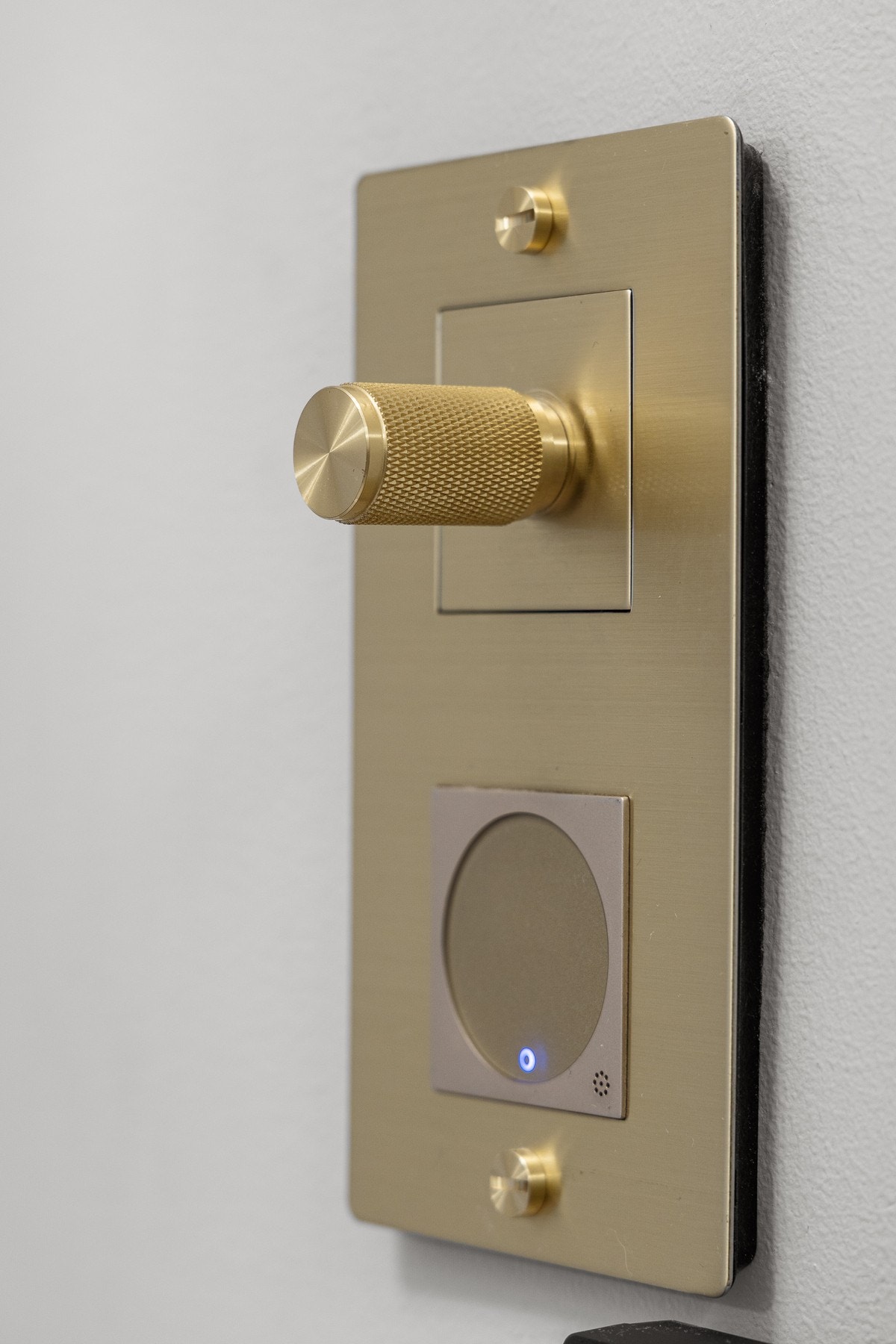 Lysbrytere, dimmere og termostater fra Buster + Punch, alt i messing. Galleribilde