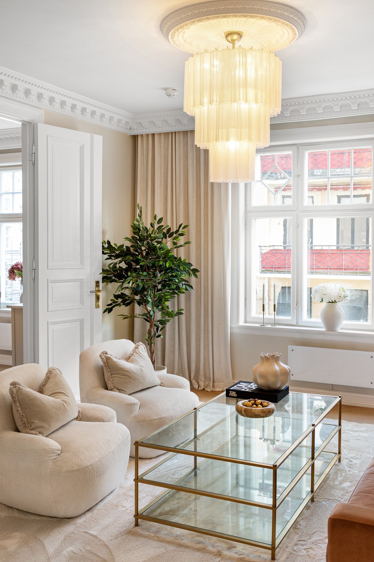 Denne eksklusive selveierleiligheten ligger i en vakker, klassisk og svært velholdt bygård. Galleribilde