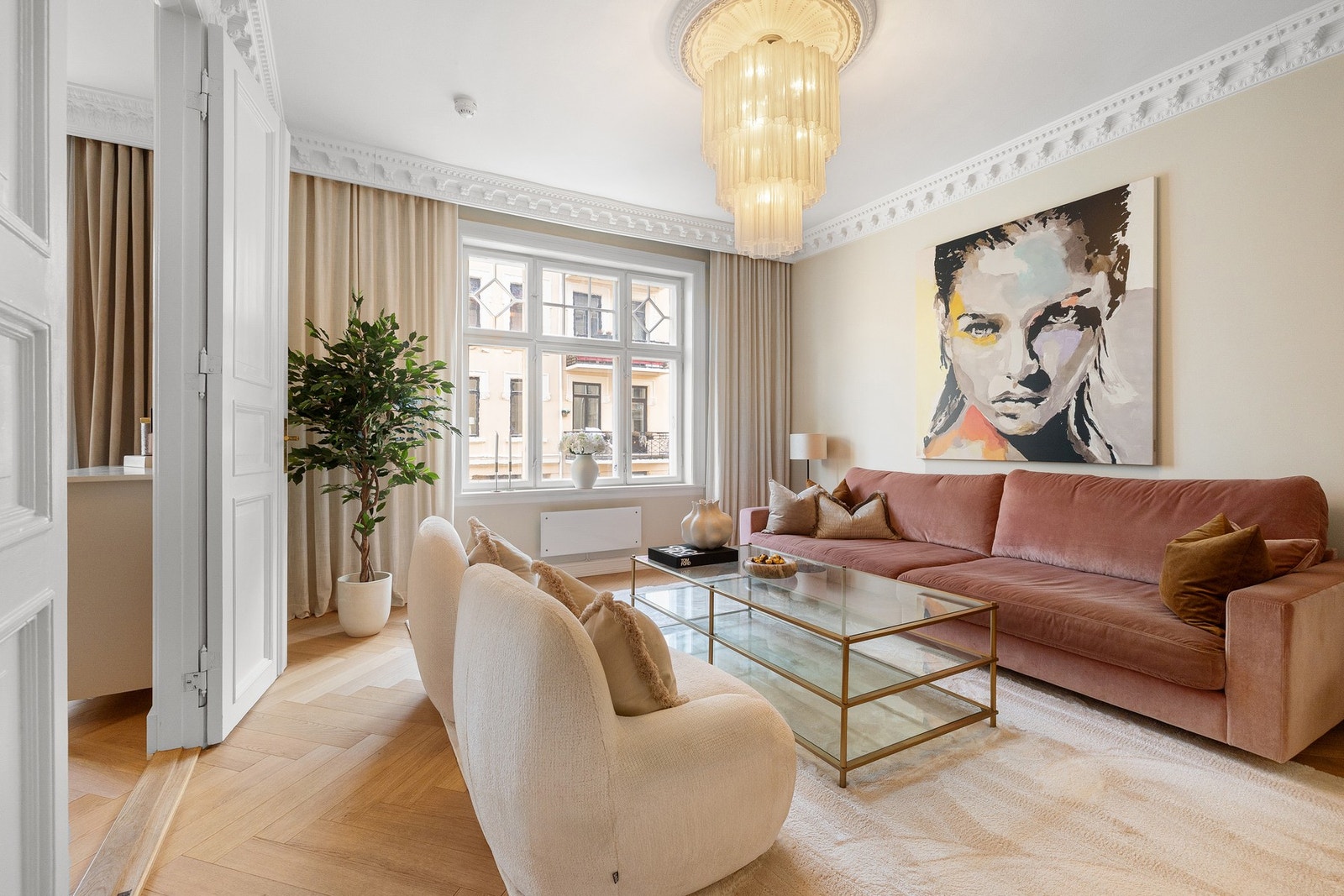 Boligen har en en gjennomført og påkostet standard som kombinerer klassiske detaljer med moderne komfort. Galleribilde