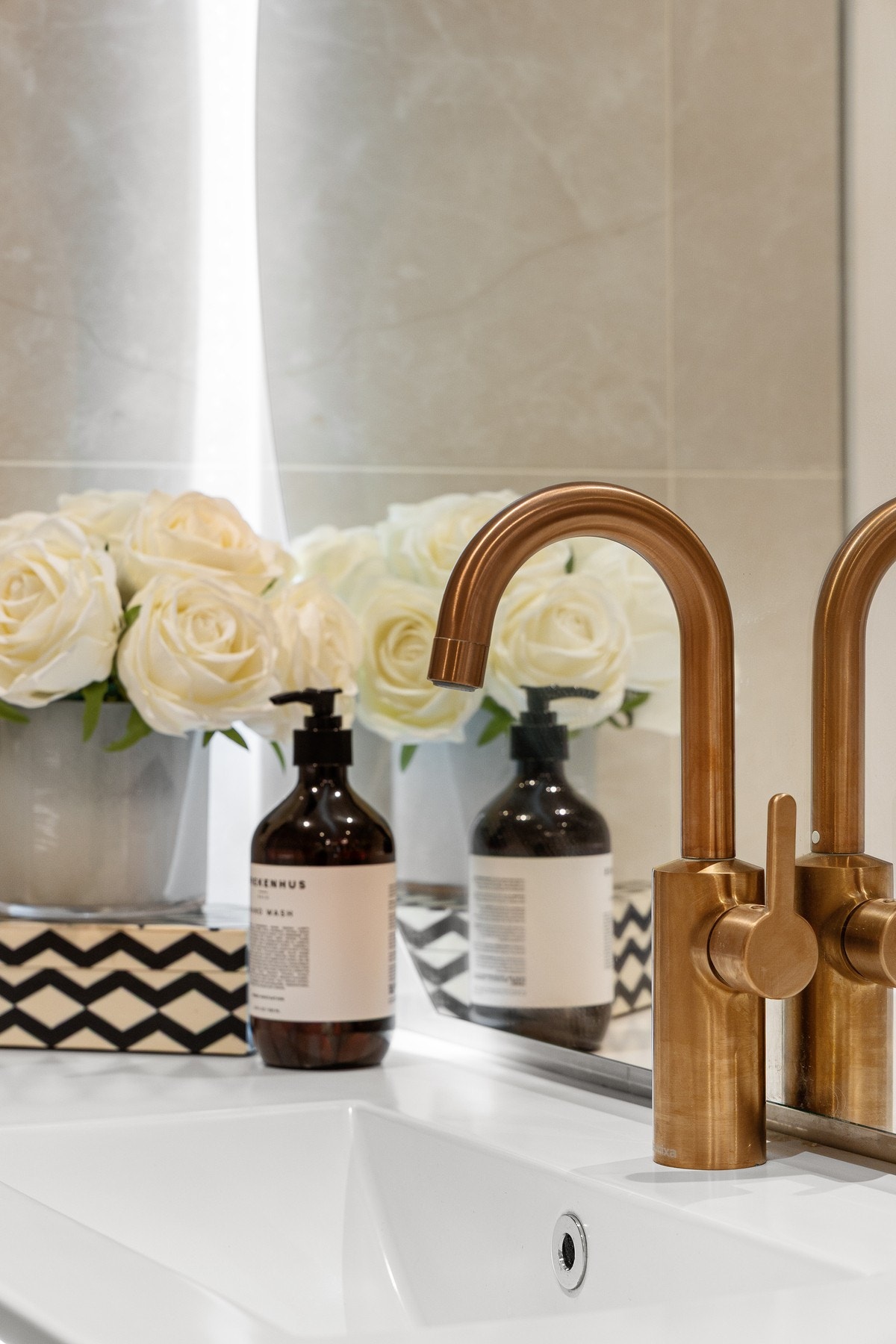 Baderommet er utstyrt med kvalitetsarmaturer fra Grohe i børstet warm sunset , som harmonerer vakkert med øvrige materialvalg. Galleribilde