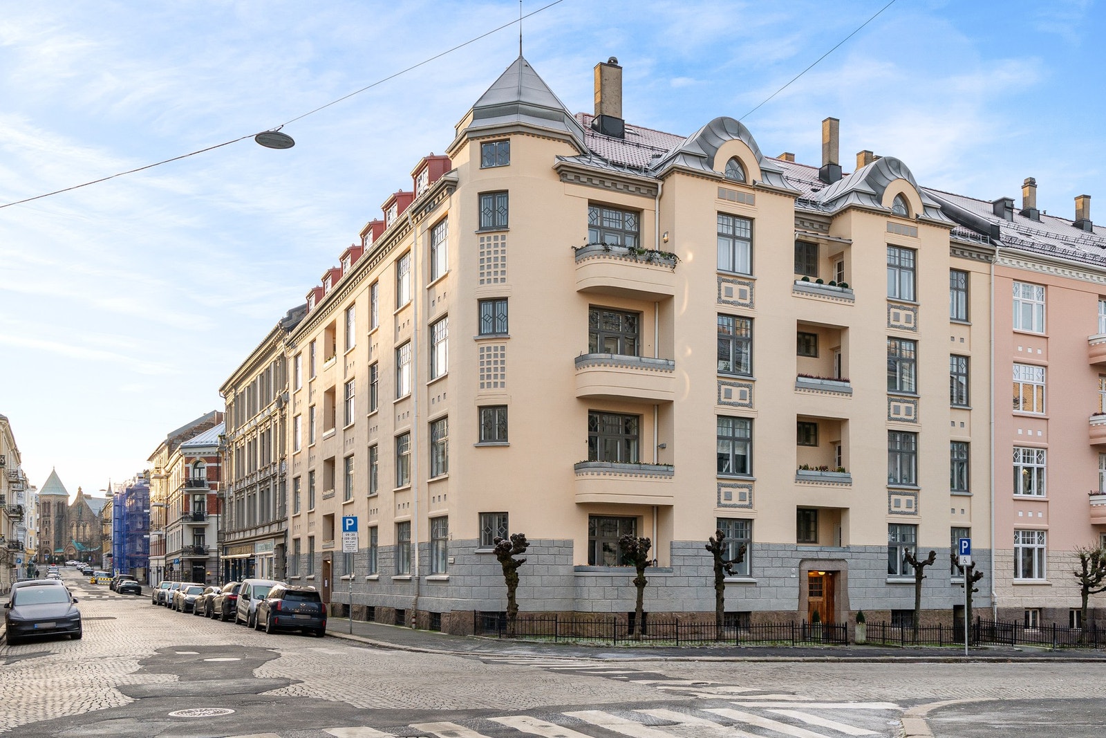 Bygården er oppgradert med fasade, fellesarealer, loftsleiligheter, inngangsparti, trapper, vinduer, dører, boder, brannsikring og rørfornying. Galleribilde