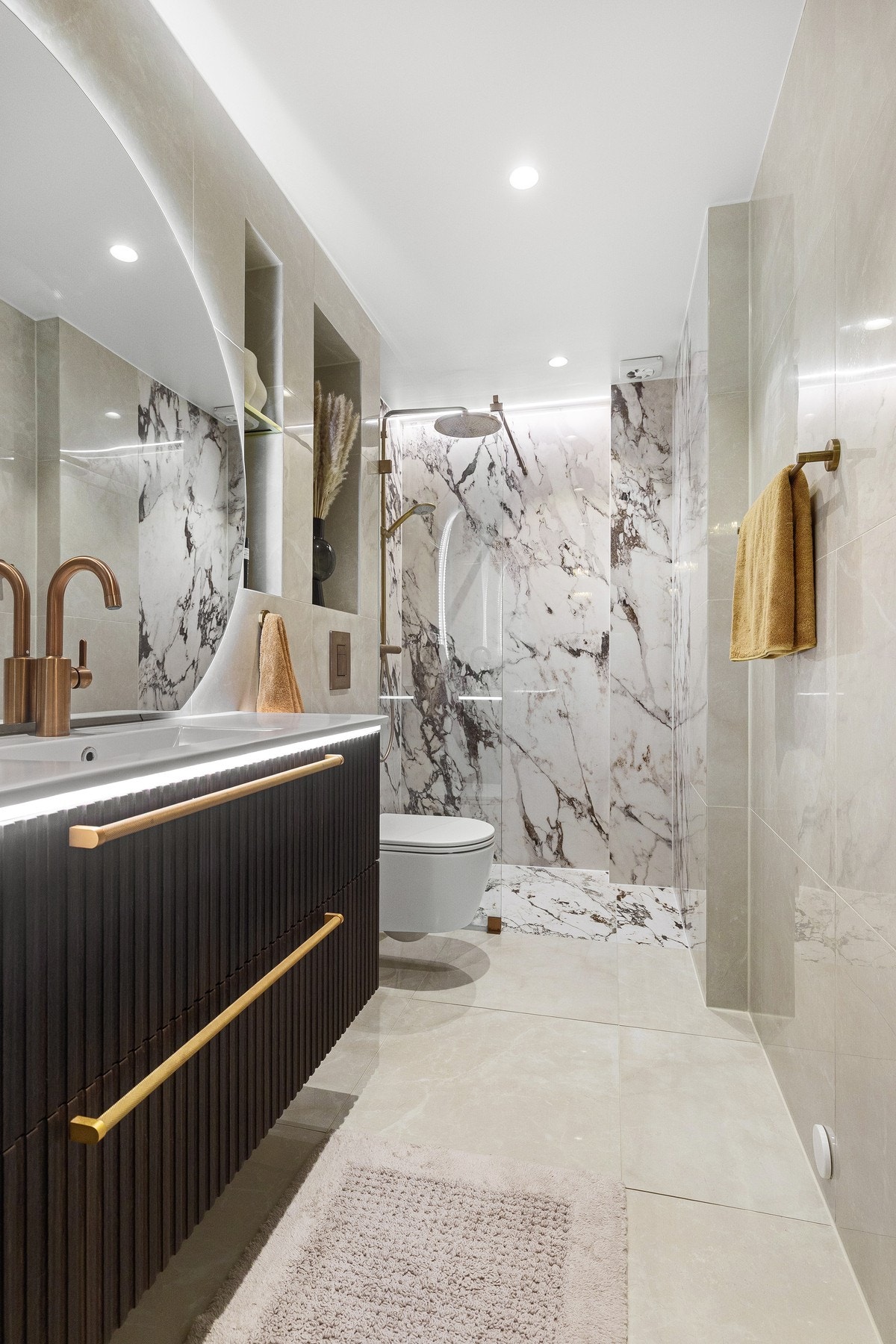 Lekkert baderom totalrenovert i 2023 med moderne løsninger, gjennomført design og materialer av høy kvalitet. Galleribilde