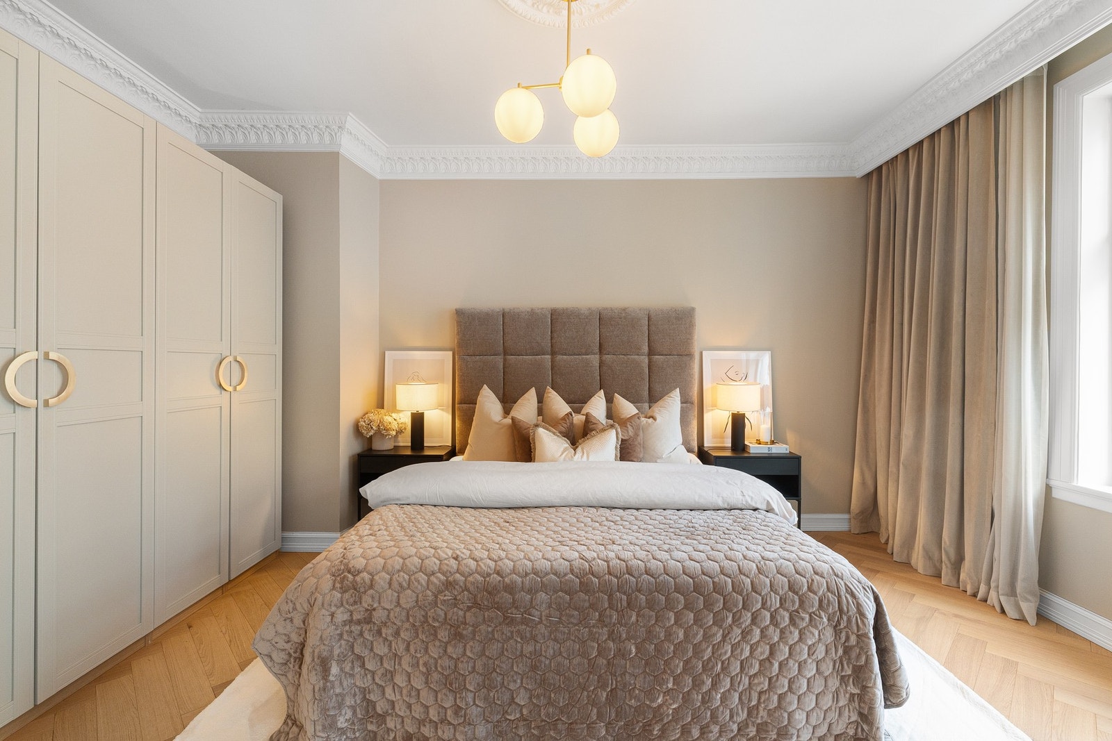 Rommet imponerer med klassiske detaljer, generøs plass og en gjennomført, elegant atmosfære. Galleribilde