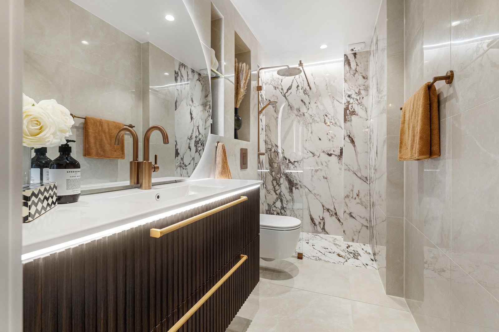 Delikat og gjennomført baderom, totalrenovert i 2023 med eksklusive materialvalg og tidløs utforming. Galleribilde