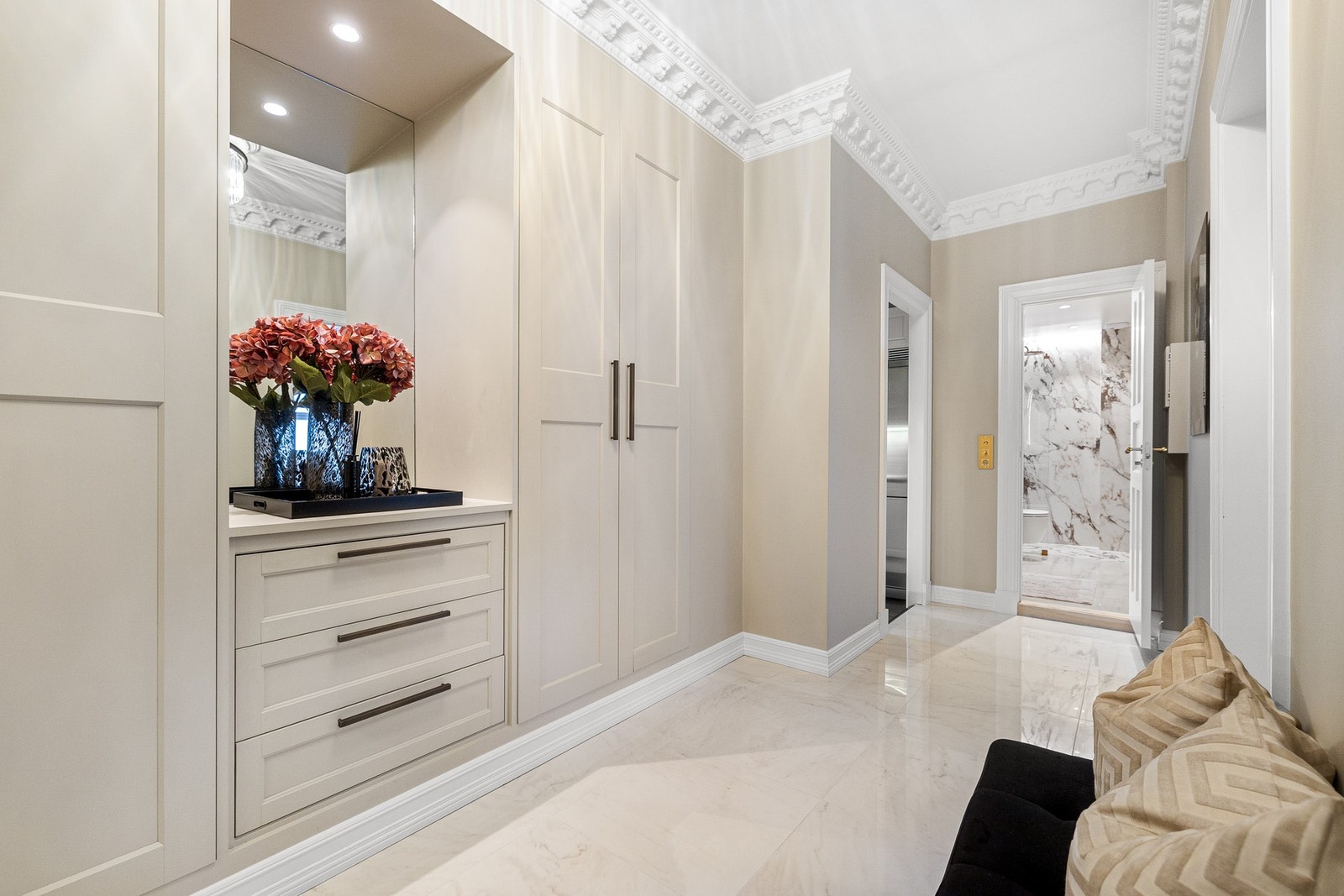 Snekkkerbygd garderobeinnredning med håndtak fra Love Handels. Særdeles gjennomført og nydelig utført kvalitetsarbeid! Galleribilde