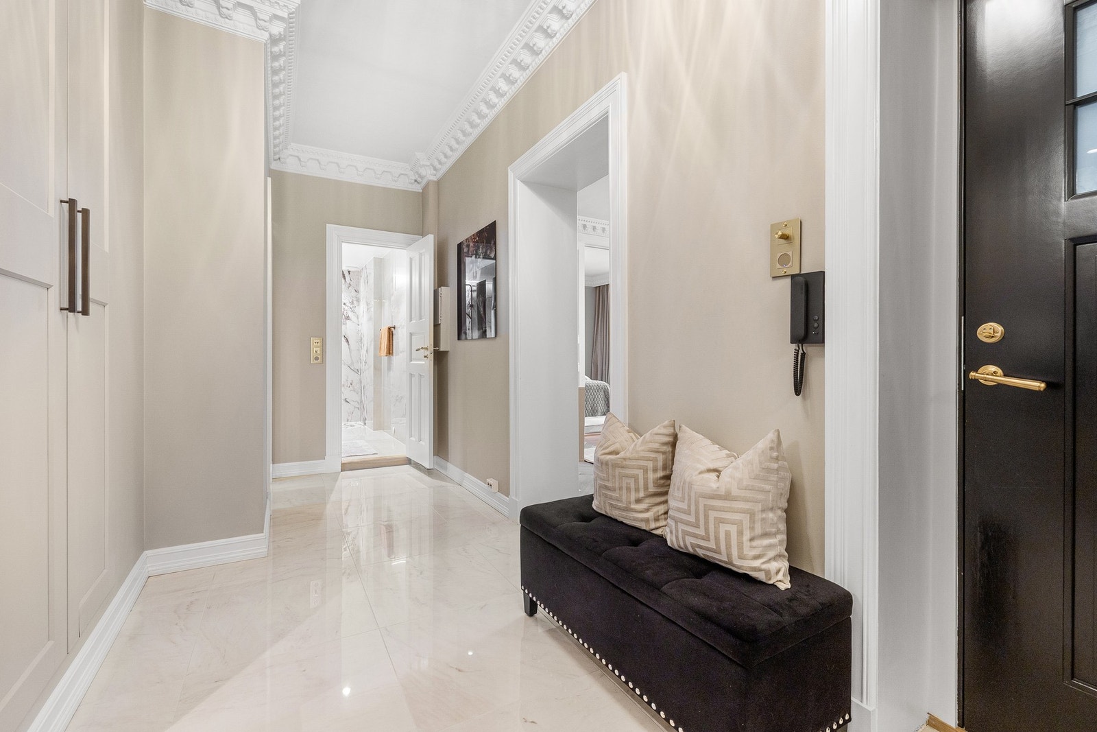 Elegante fliser fra Modena med tidløst marmorpreg, kombinert med varmekabler for lun og behagelig komfort. Galleribilde