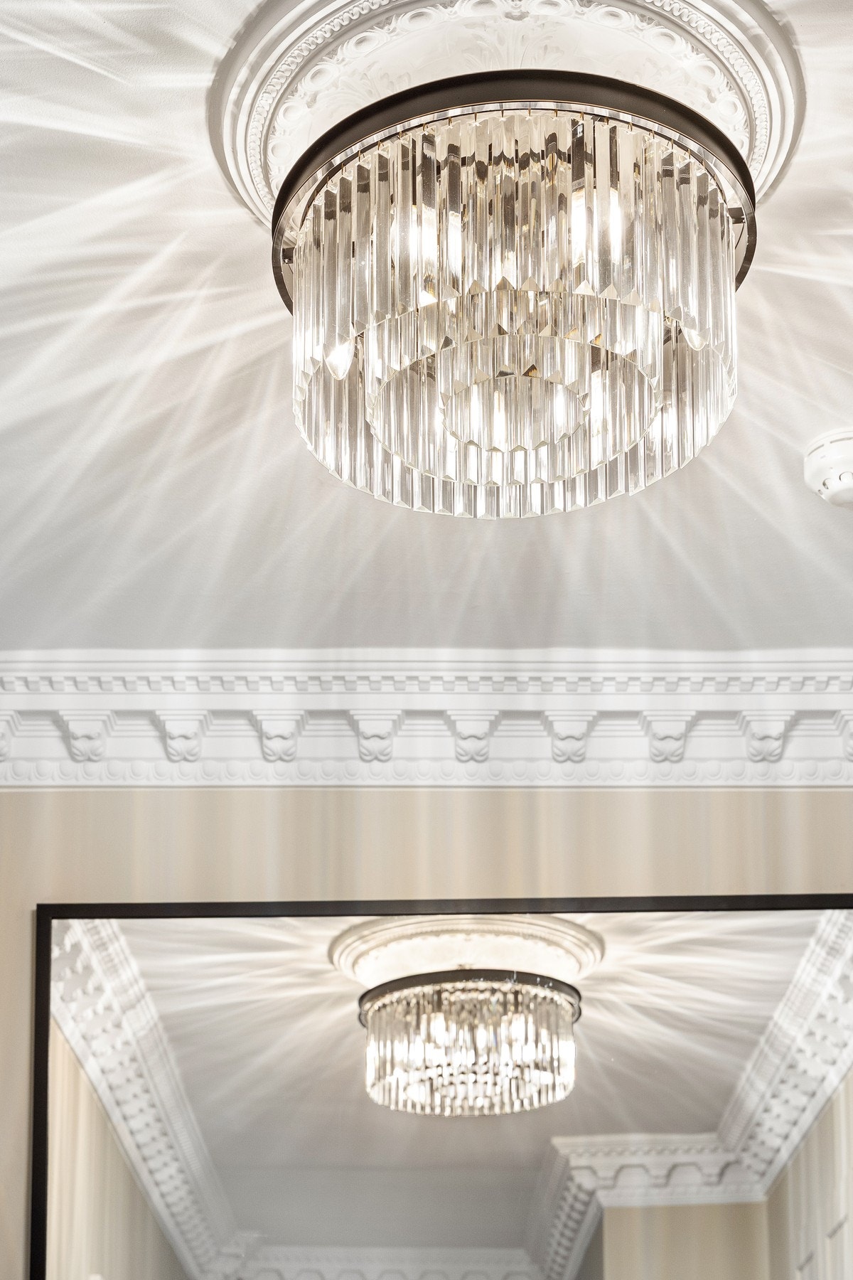 Entreen er full av vakre, klassiske detaljer og gir den beste velkomst hjem! Galleribilde