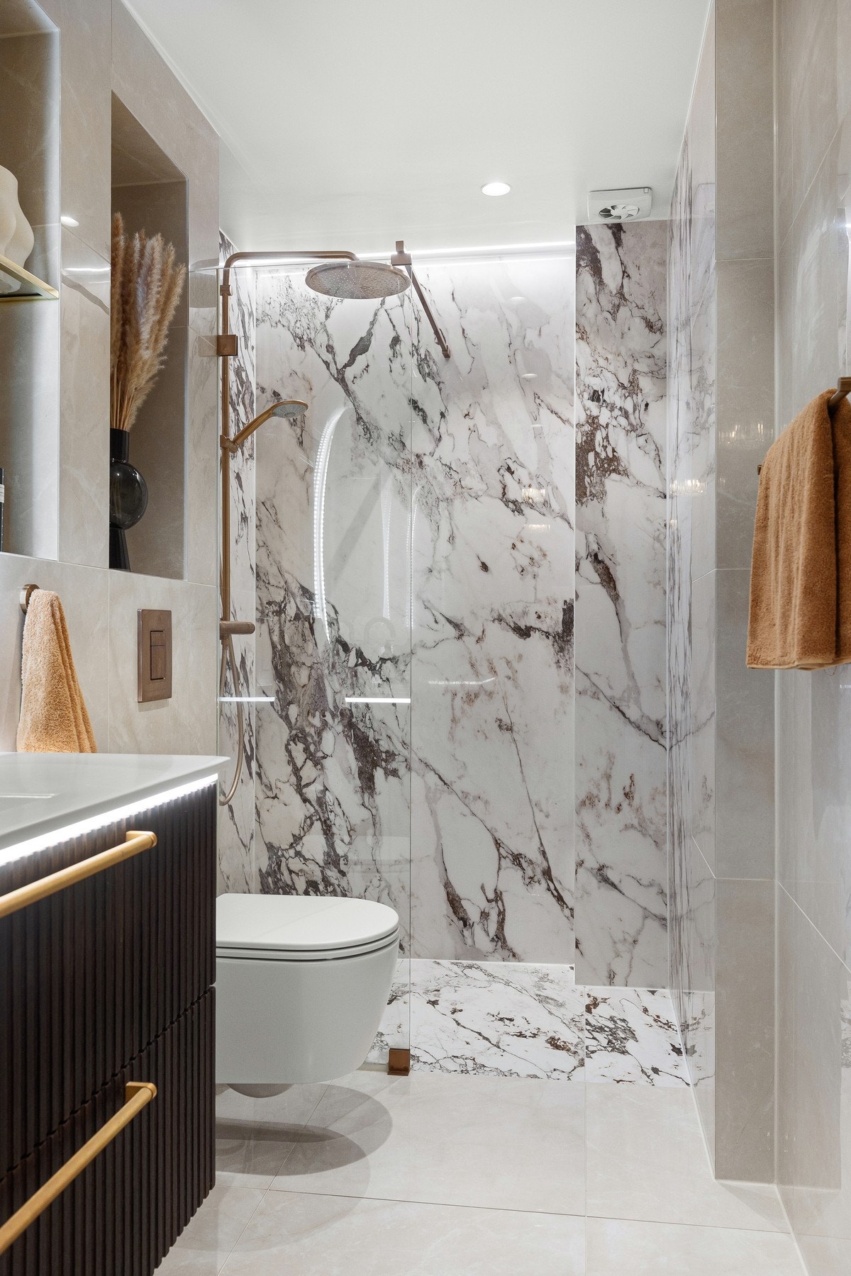 Vakre fliser fra Modena med eksklusivt marmorpreg og behagelige varmekabler - et sted for ro, komfort og hverdagsluksus. Galleribilde