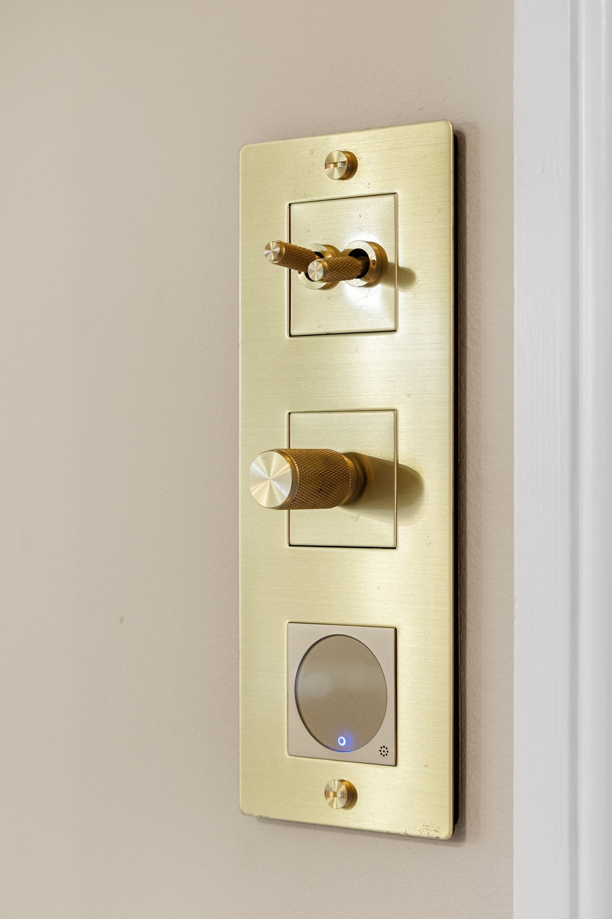 Lysbrytere, dimmere og termostater fra Buster + Punch, alt i messing. Galleribilde