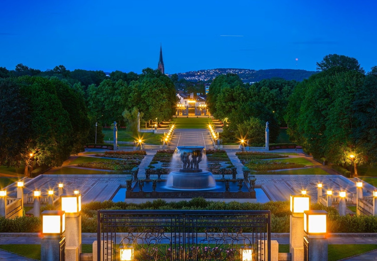 I Frognerparken finner man både en kafe og en restaurant. Det er utplassert fastgrill i parken, og det er også et eget hundejorde som er et friområde for hunder. Galleribilde